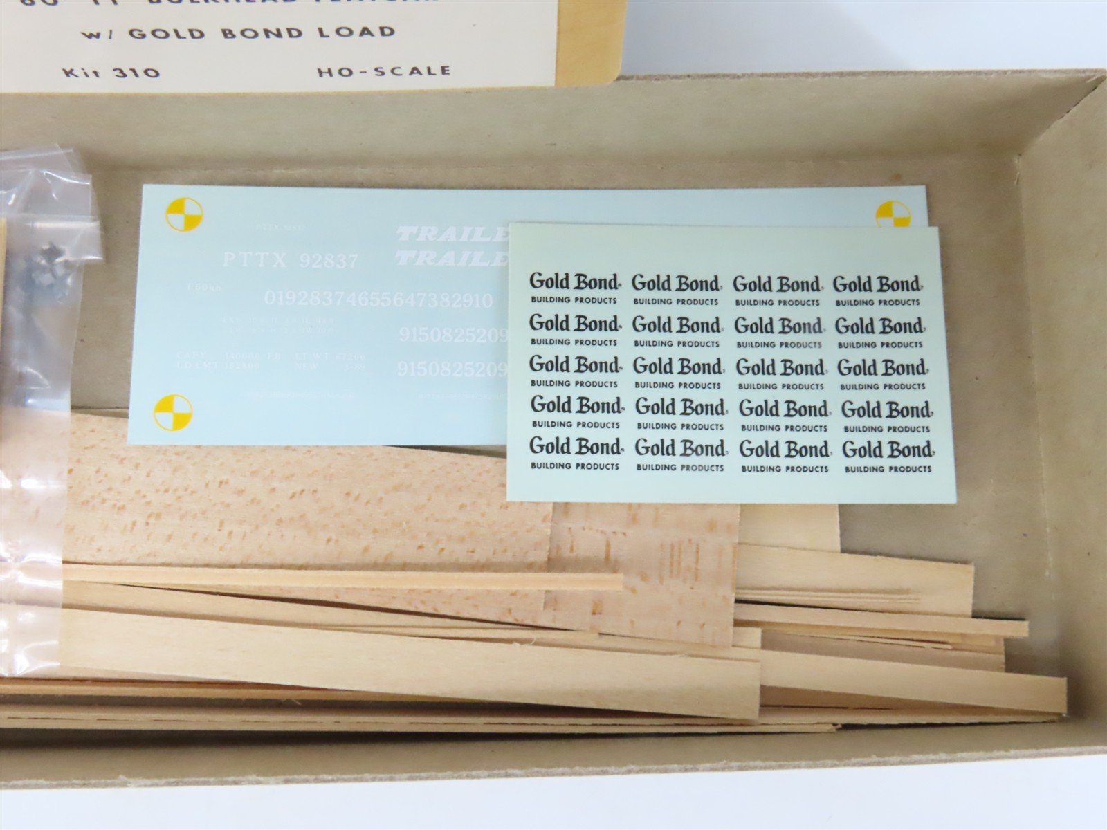 HO Gloor Craft Models Kit 310 PTTX Trailer Train 60' Flat Car w/ Gold Bond Load