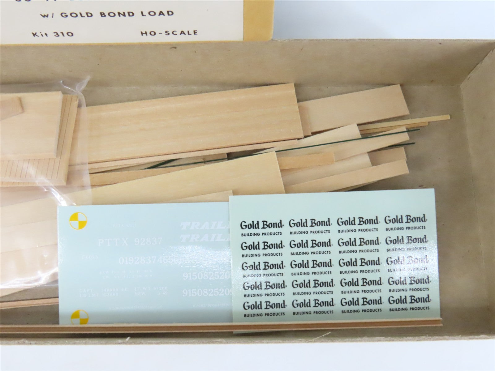 HO Gloor Craft Models Kit 310 PTTX Trailer Train 60' Flat Car w/ Gold Bond Load