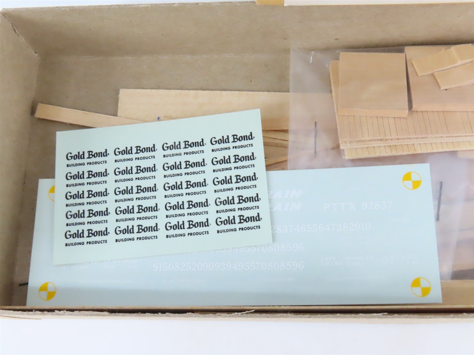 HO Gloor Craft Models Kit 310 PTTX Trailer Train 60' Flat Car w/ Gold Bond Load