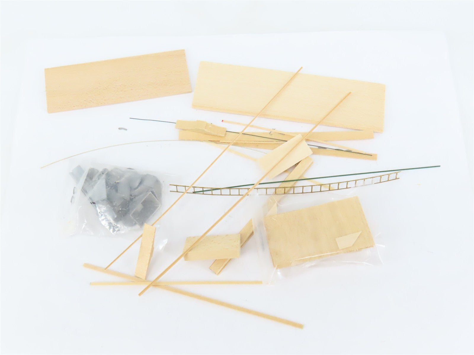 HO Gloor Craft Models Kit 332 NKP Nickel Plate Road 34' Covered 2-Bay Hopper