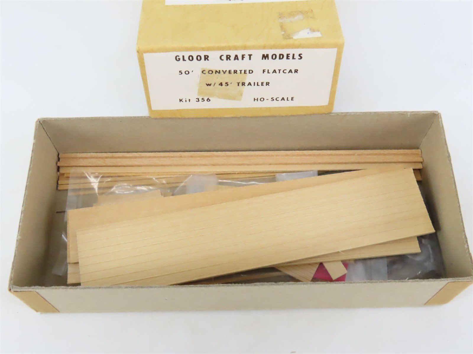 HO Gloor Craft Models Kit 356 Unpainted 50' Covered Flat Car w/ 45' Trailer
