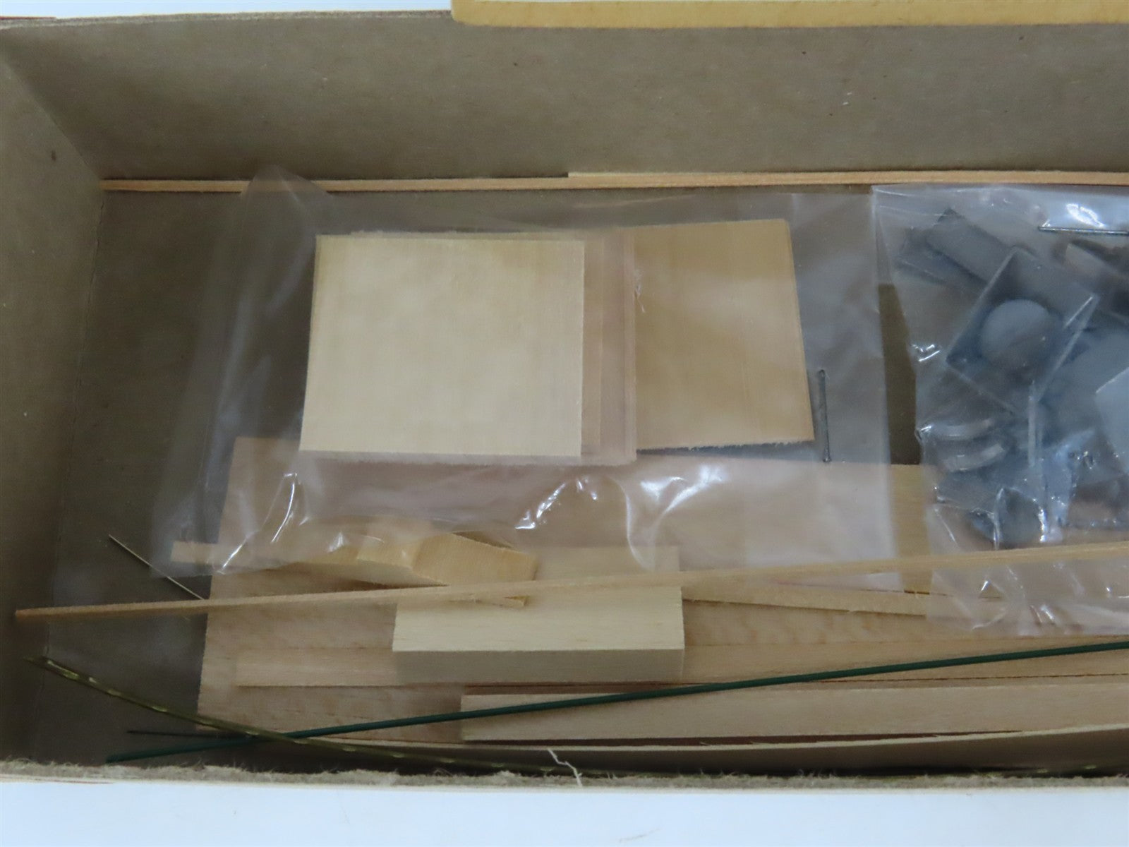 HO Gloor Craft Models Kit 332 NKP Nickel Plate Road 34' Covered 2-Bay Hopper