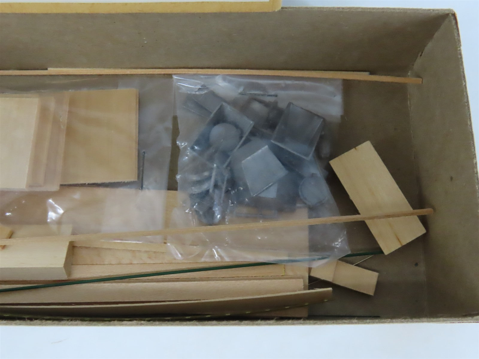 HO Gloor Craft Models Kit 332 NKP Nickel Plate Road 34' Covered 2-Bay Hopper