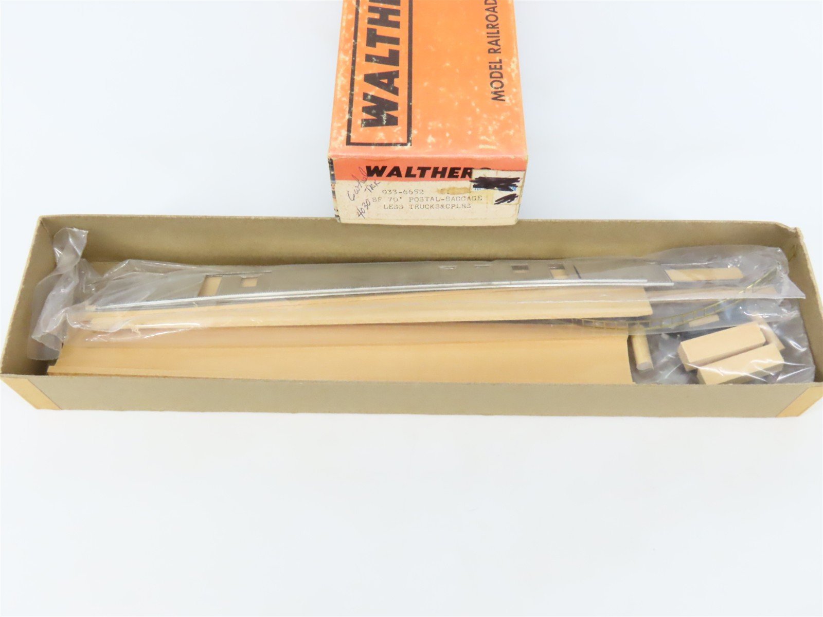 HO Scale Walthers Kit #933-6652 Undecorated ATSF 70' RPO/Baggage Passenger Car