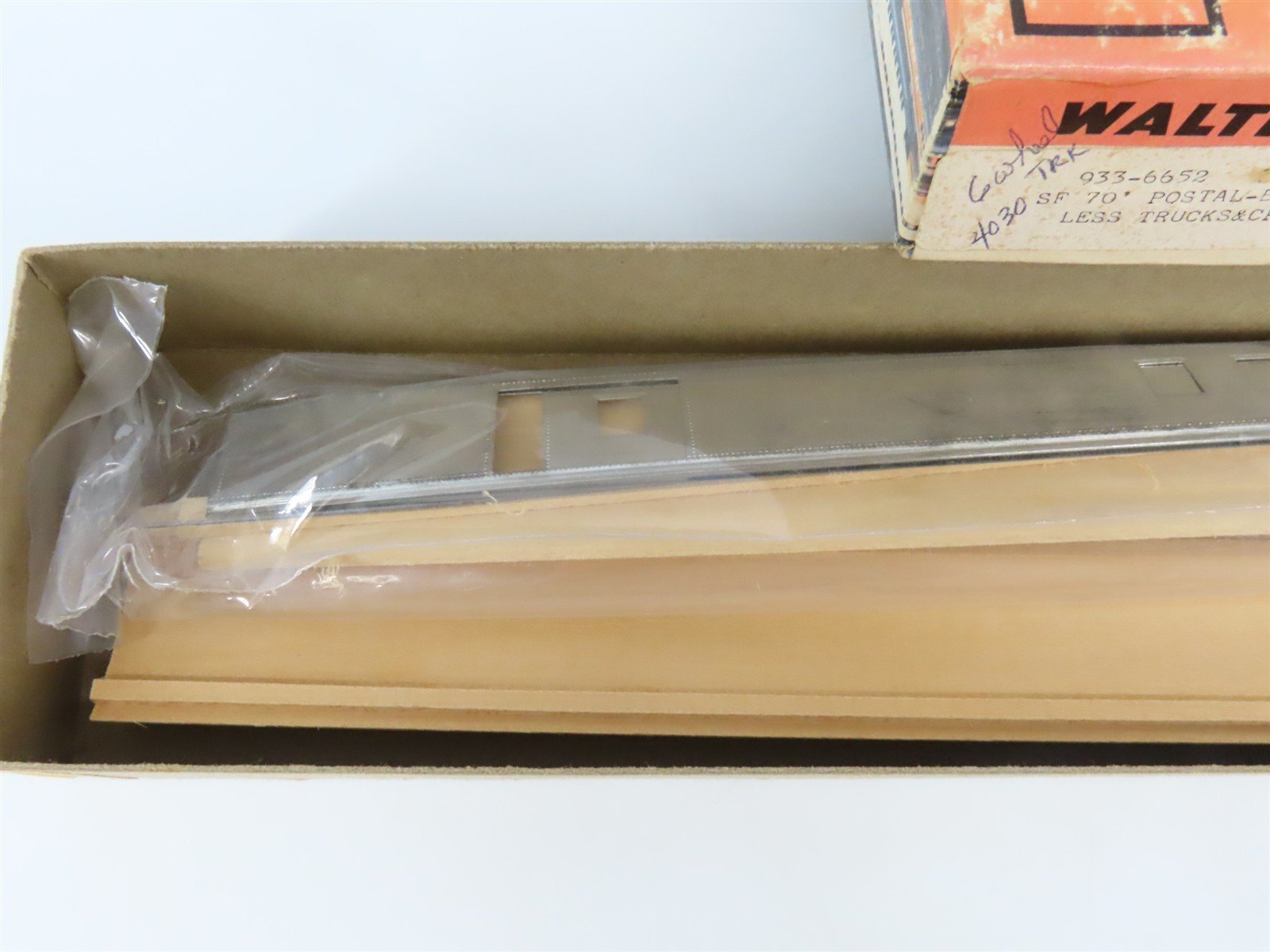 HO Scale Walthers Kit #933-6652 Undecorated ATSF 70' RPO/Baggage Passenger Car