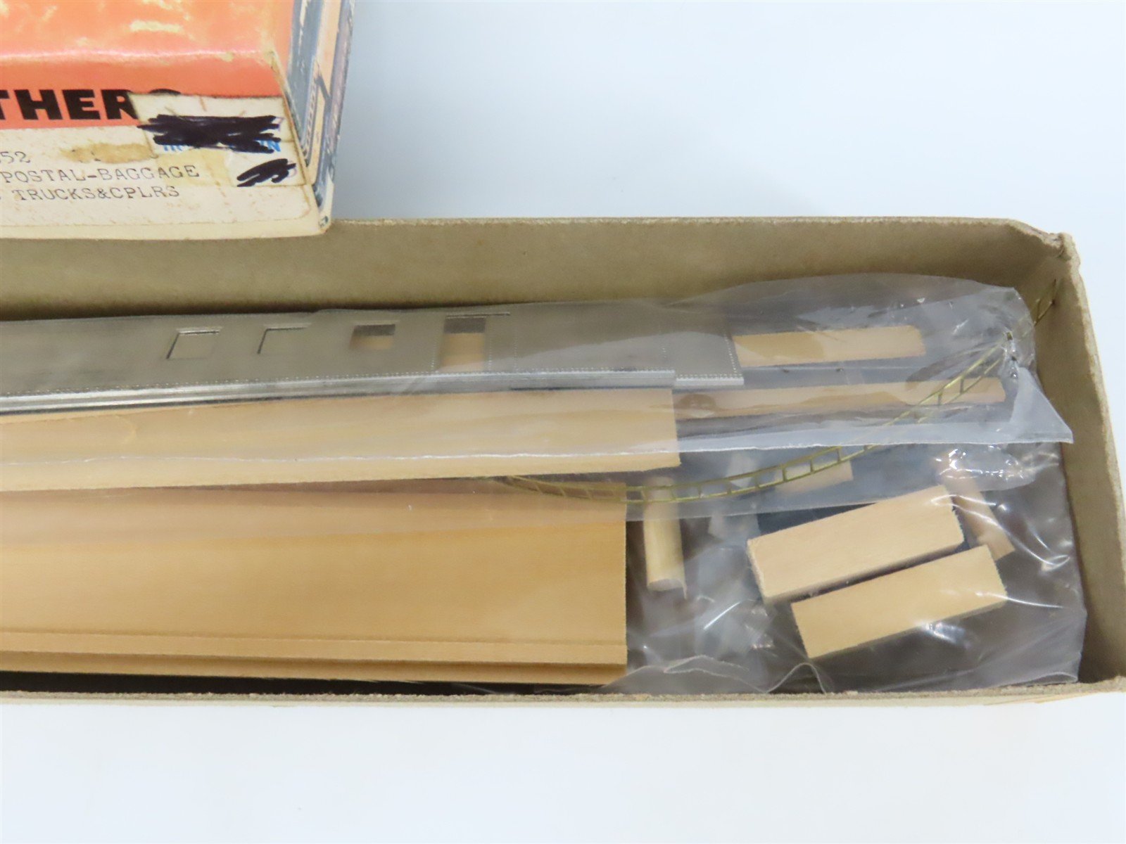 HO Scale Walthers Kit #933-6652 Undecorated ATSF 70' RPO/Baggage Passenger Car