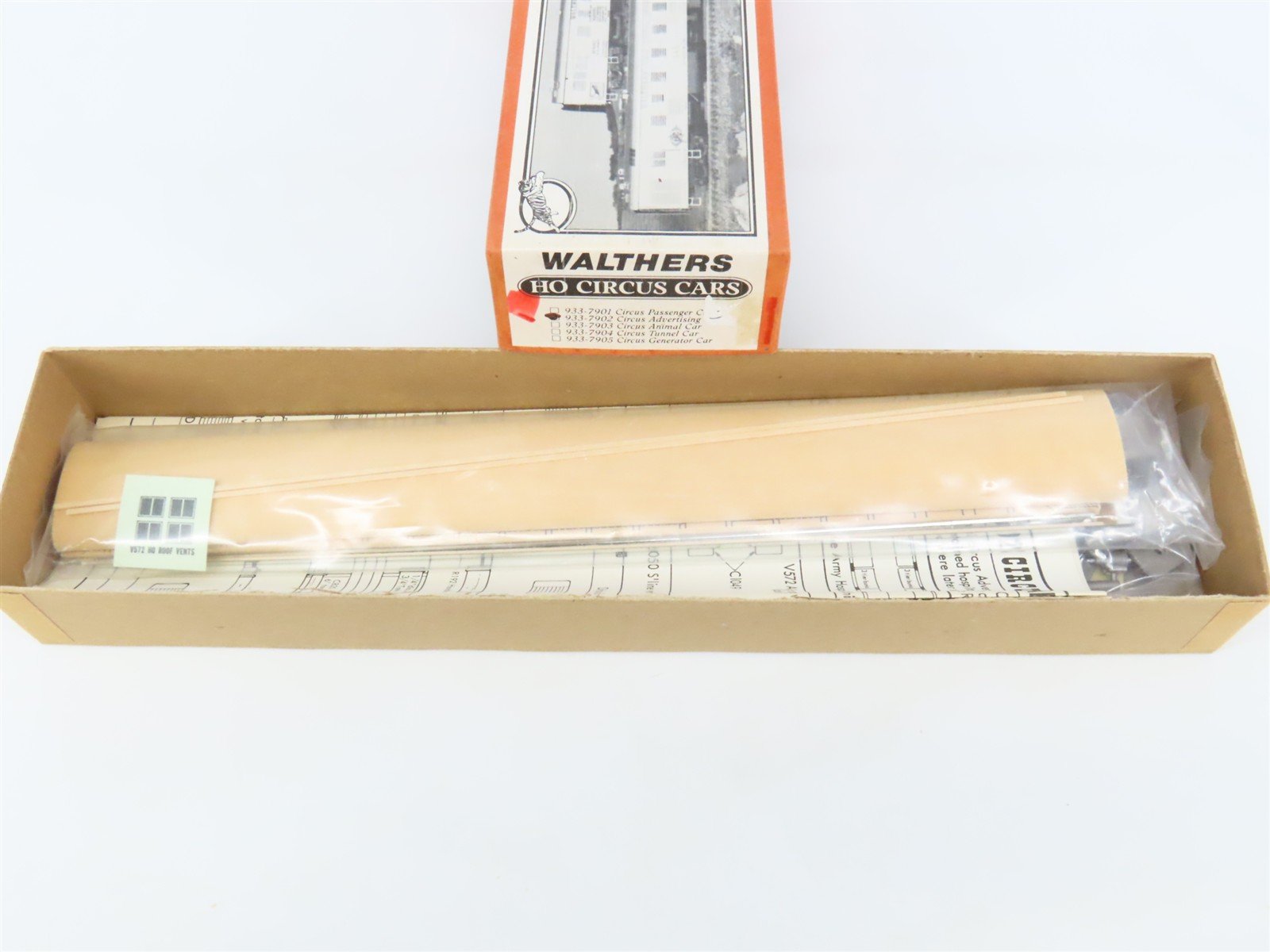 HO Scale Walthers Kit #933-7902 Undecorated Circus Advertising Passenger Car
