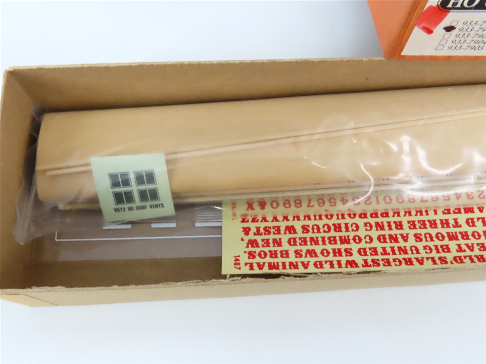 HO Scale Walthers Kit #933-7902 Undecorated Circus Advertising Passenger Car