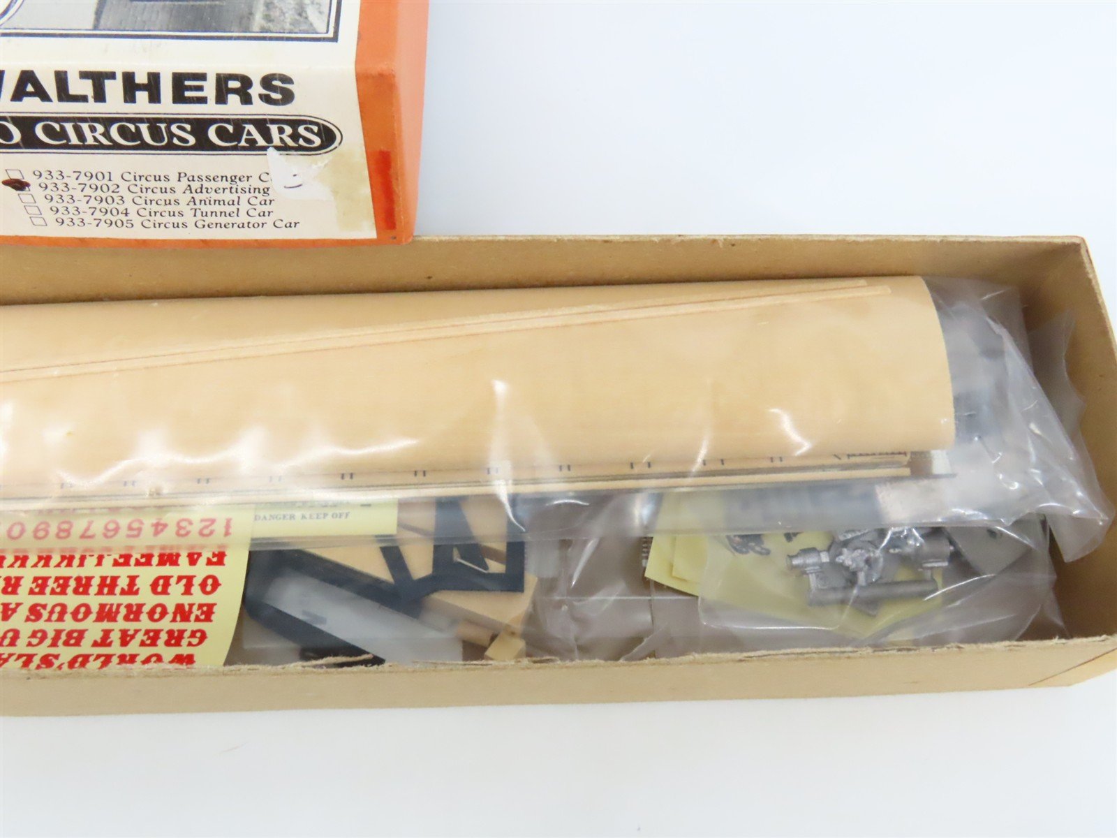 HO Scale Walthers Kit #933-7902 Undecorated Circus Advertising Passenger Car