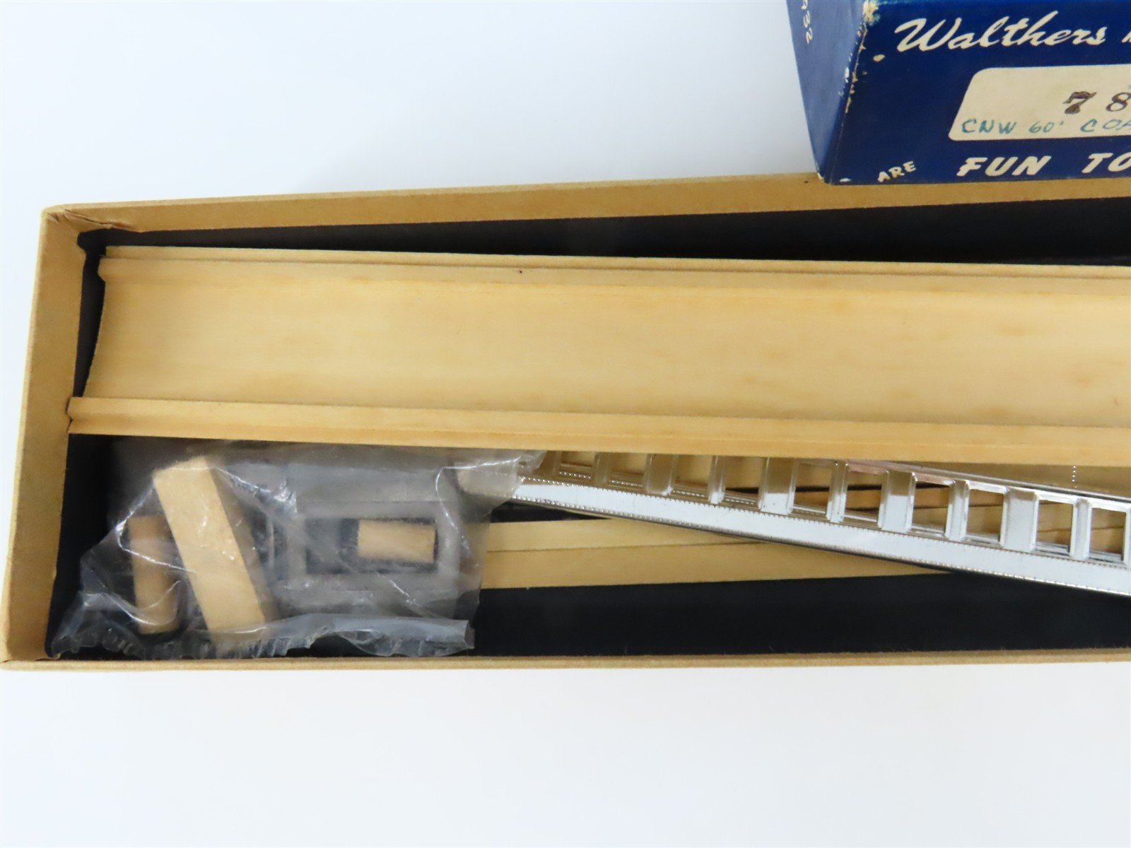 HO Scale Walthers Kit #7876 Undecorated 60' Coach Passenger Car