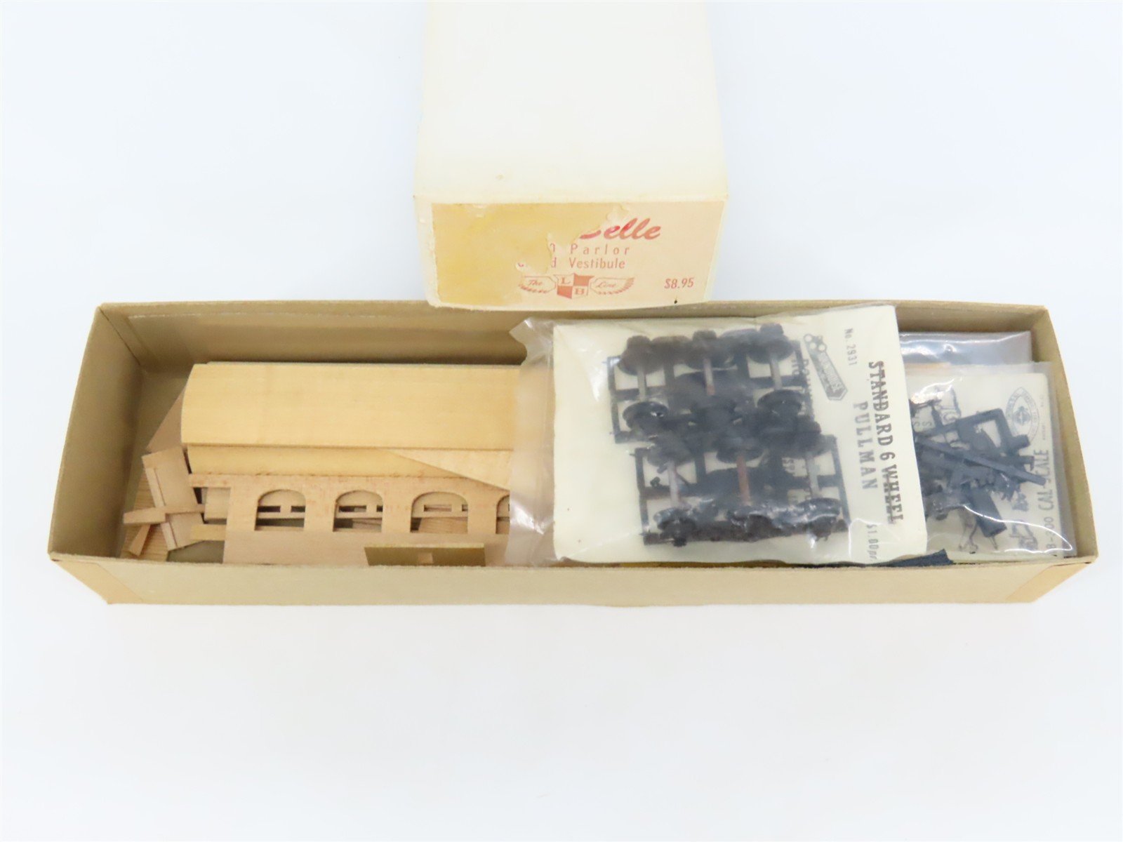 HO LaBelle Craftsman Kit Undecorated 1900 Arch-Window Parlor Passenger + Trucks