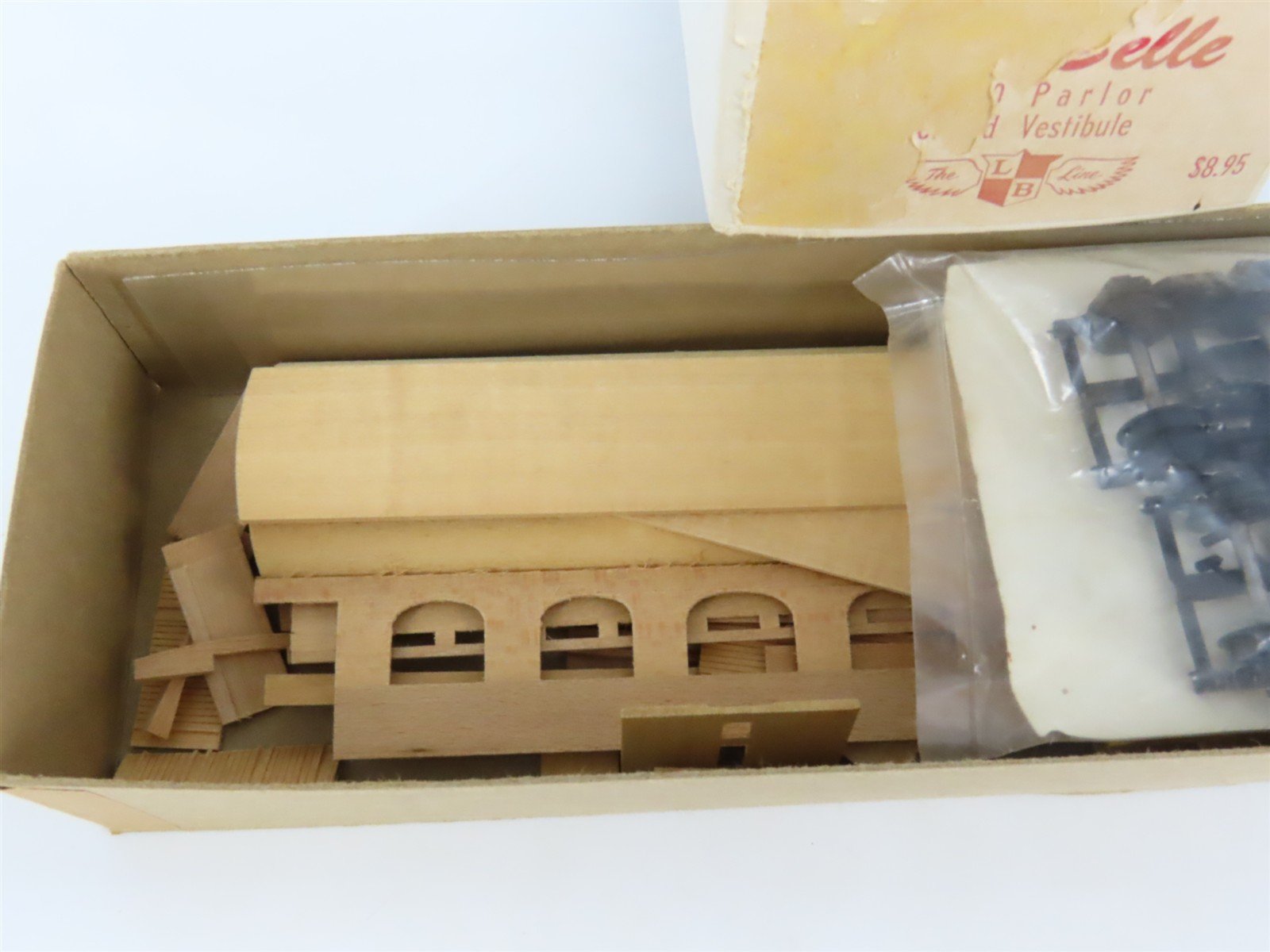 HO LaBelle Craftsman Kit Undecorated 1900 Arch-Window Parlor Passenger + Trucks