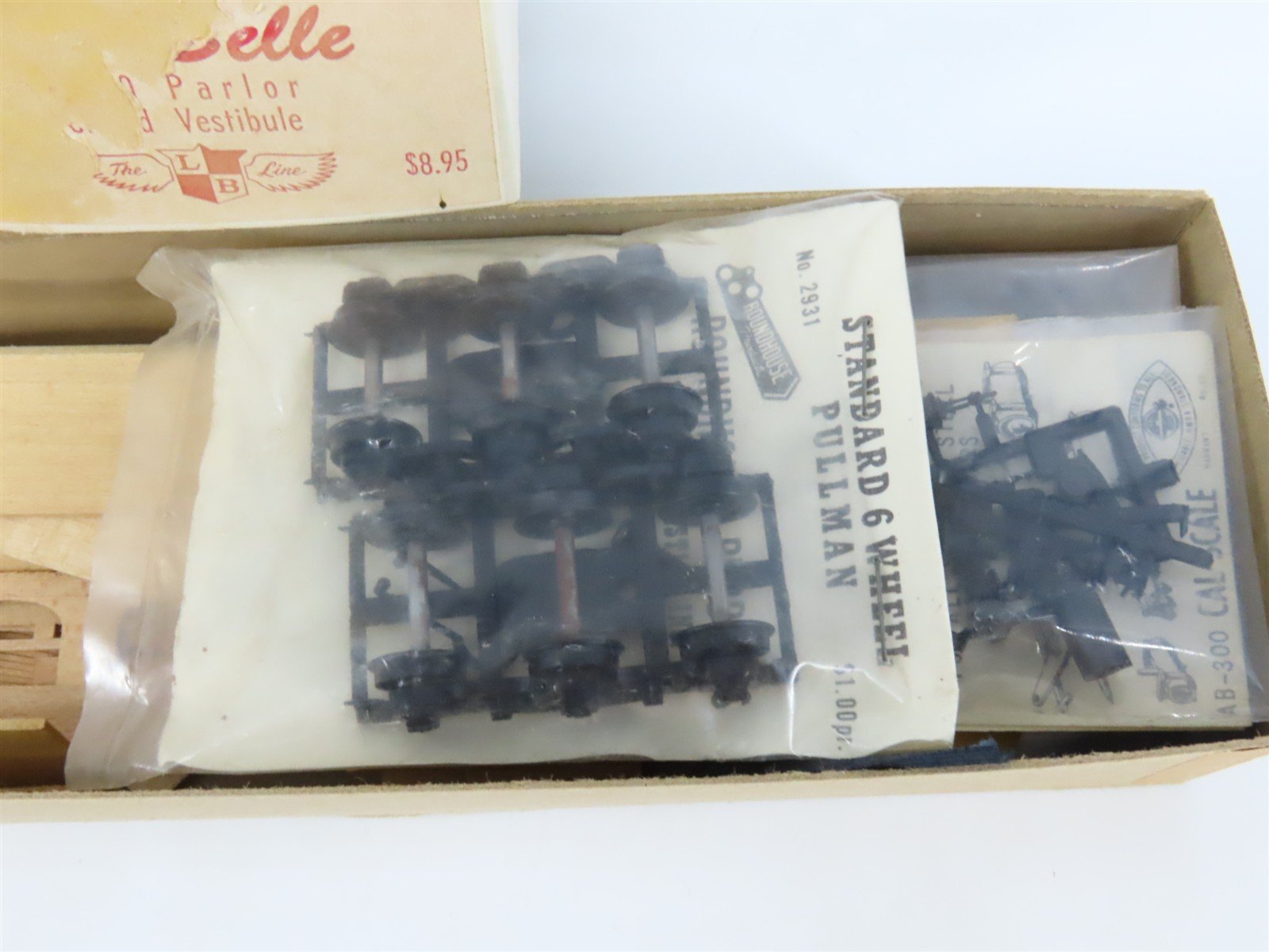 HO LaBelle Craftsman Kit Undecorated 1900 Arch-Window Parlor Passenger + Trucks