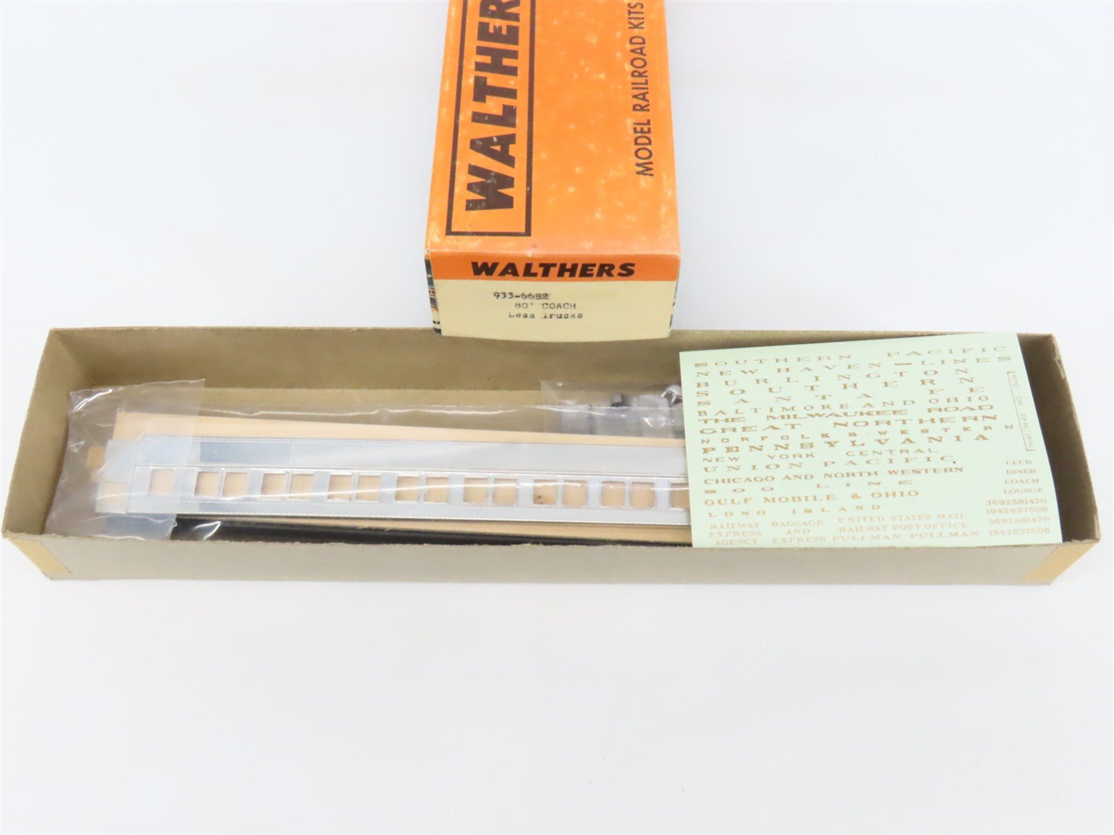 HO Scale Walthers Kit #933-6682 Undecorated 80' Coach Passenger Car