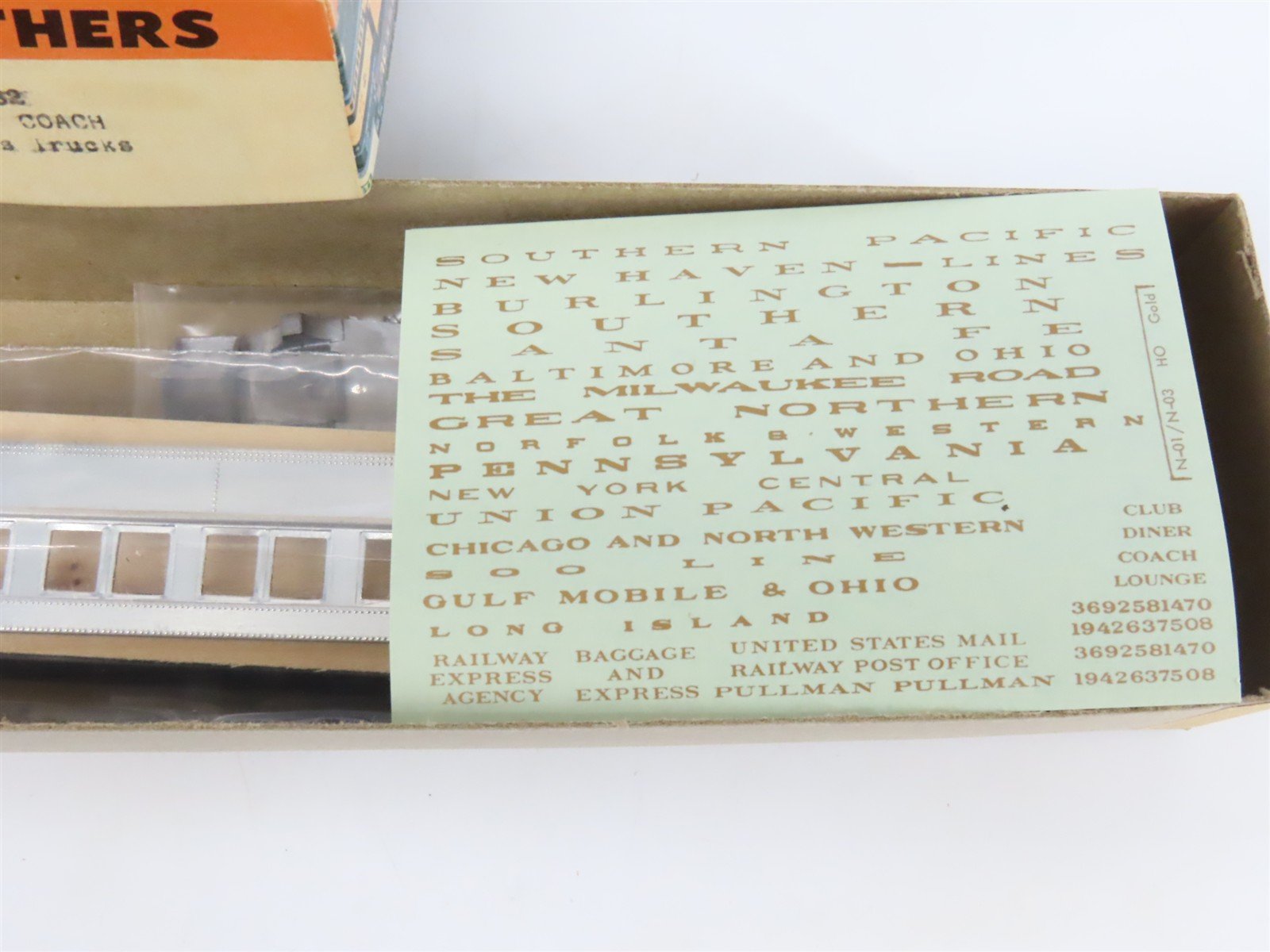 HO Scale Walthers Kit #933-6682 Undecorated 80' Coach Passenger Car