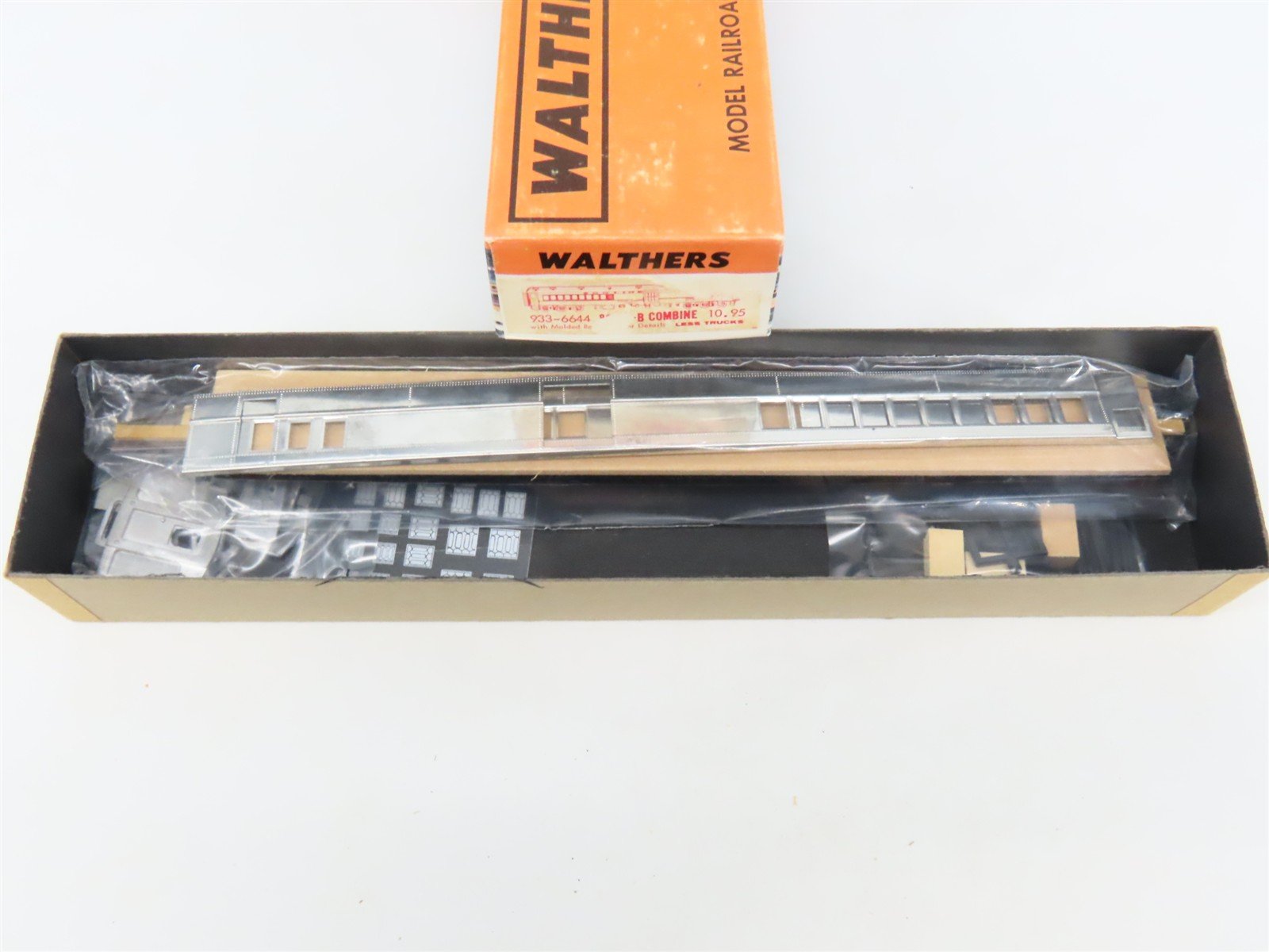 HO Scale Walthers 933-6644 Undecorated 80' Combine Passenger Car
