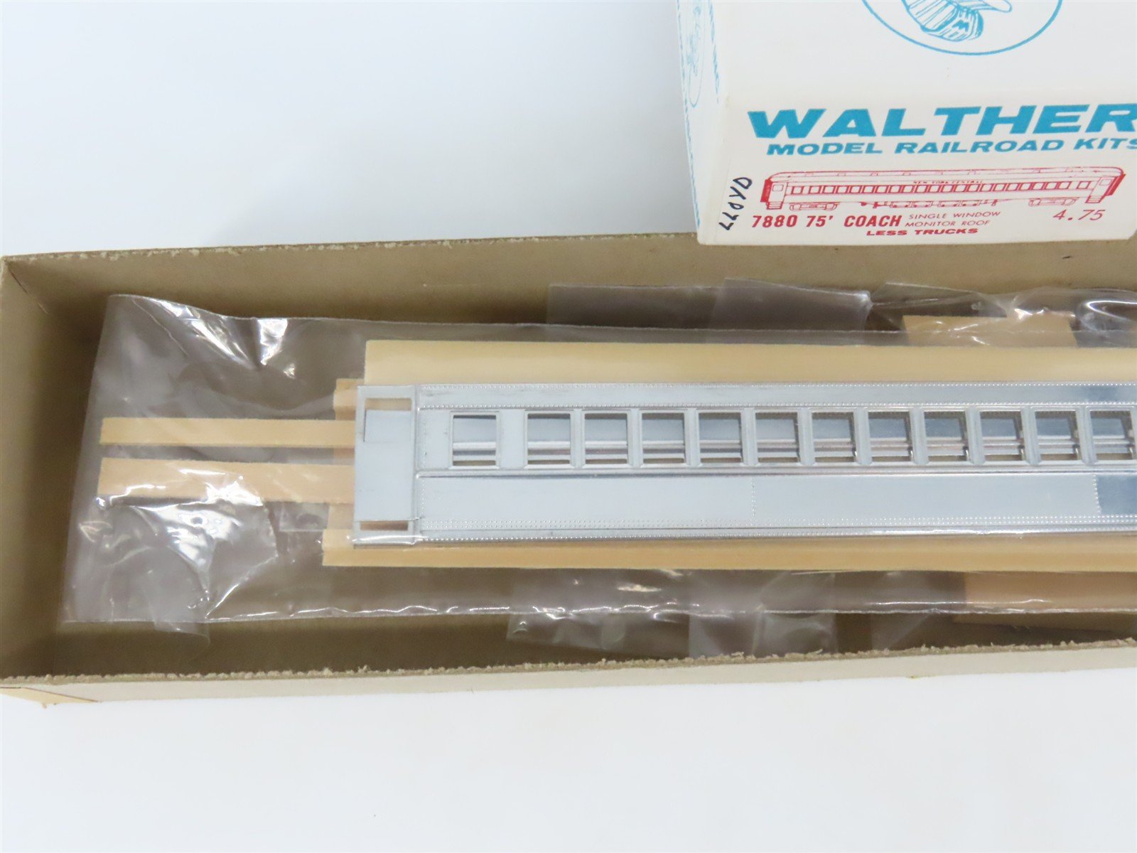 HO Scale Walthers Kit #7880 Undecorated 75' Single Window Coach Passenger Car