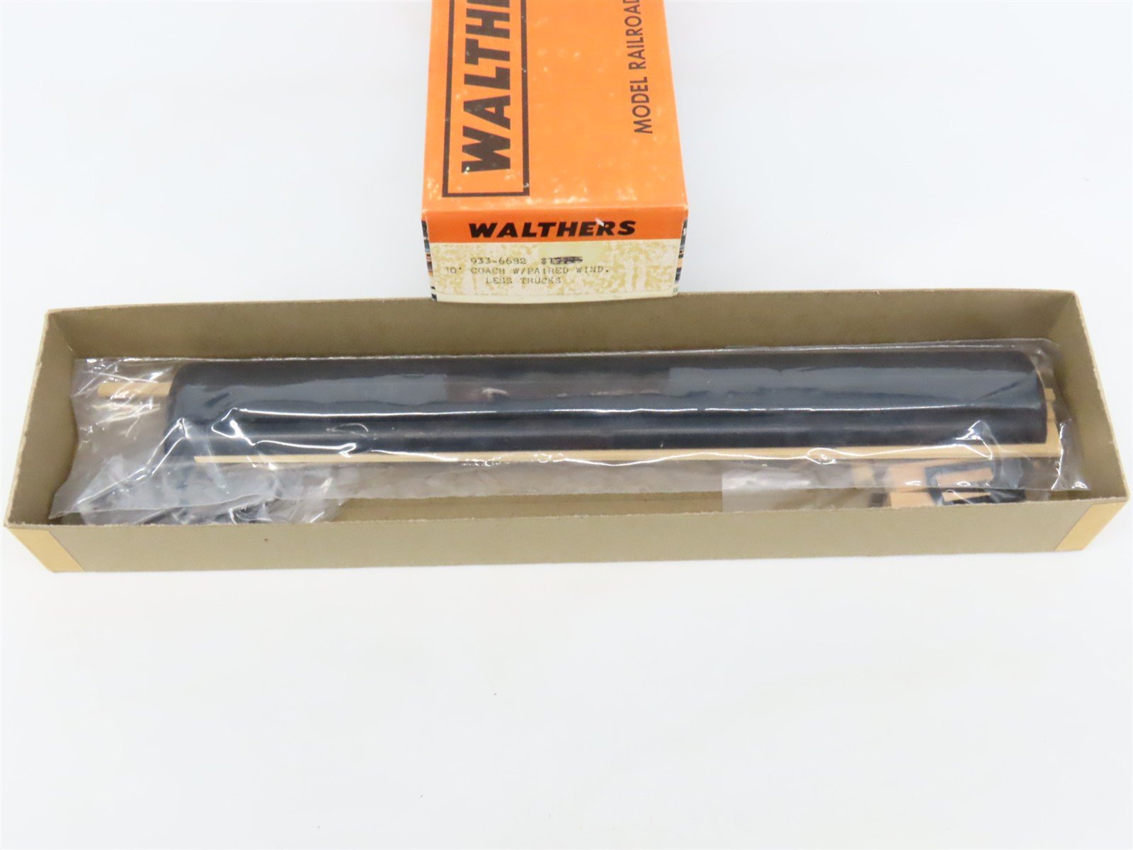 HO Scale Walthers Kit #933-6682 Undecorated 80' Paired-Window Coach Passenger