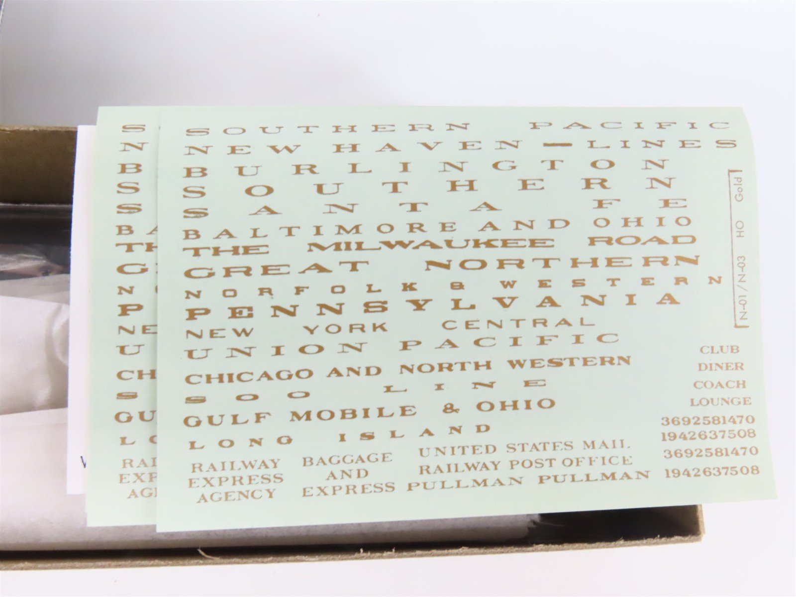 HO Scale Walthers Kit #933-6682 Undecorated 80' Paired-Window Coach Passenger