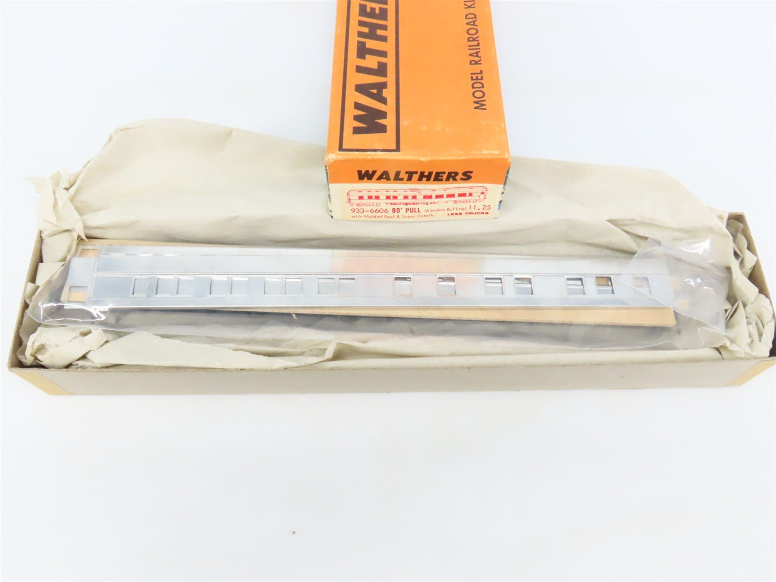 HO Walthers Kit 933-6606 Undecorated 80' Pullman Sleeper/Buffet/Lounge Passenger