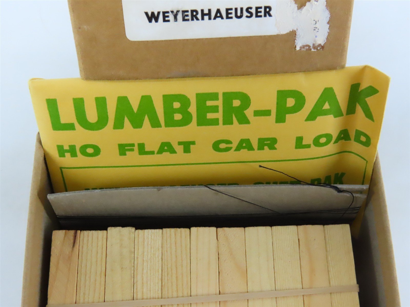 HO Scale Kit Weyerhaeuser Lumber-Pak Freight Load for Flat Cars