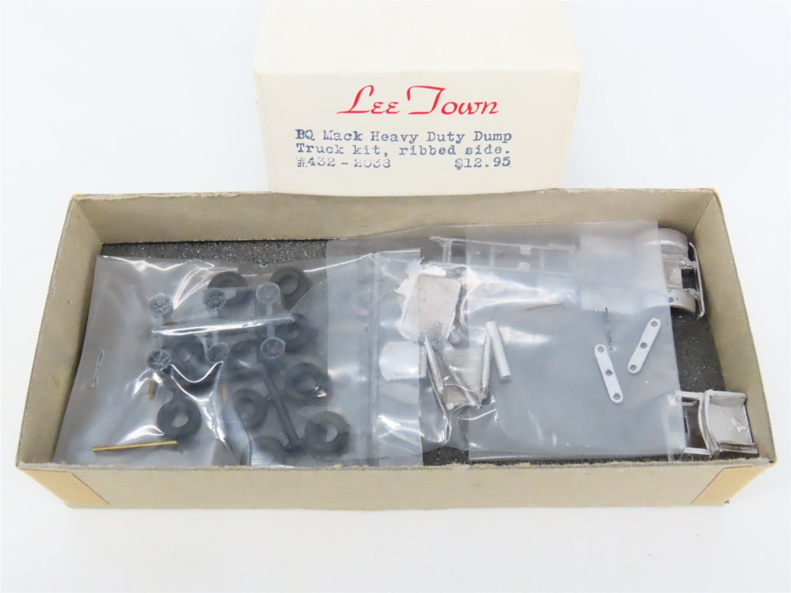 HO 1/87 Scale LeeTown Kit #432-2038 BQ Mack Heavy Duty Ribbed-Side Dump Truck