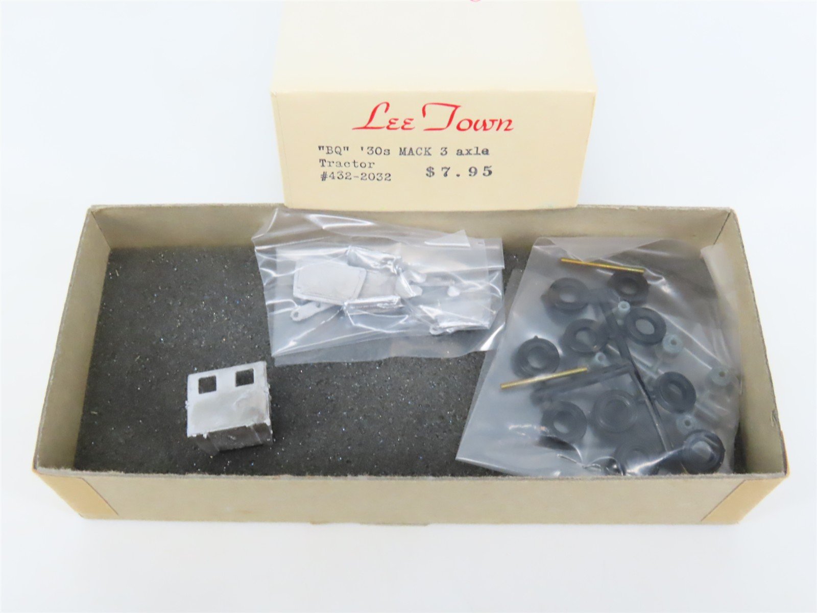 HO 1/87 Scale LeeTown Kit #432-2032 BQ '30s Mack 3-Axle Tractor-Unit