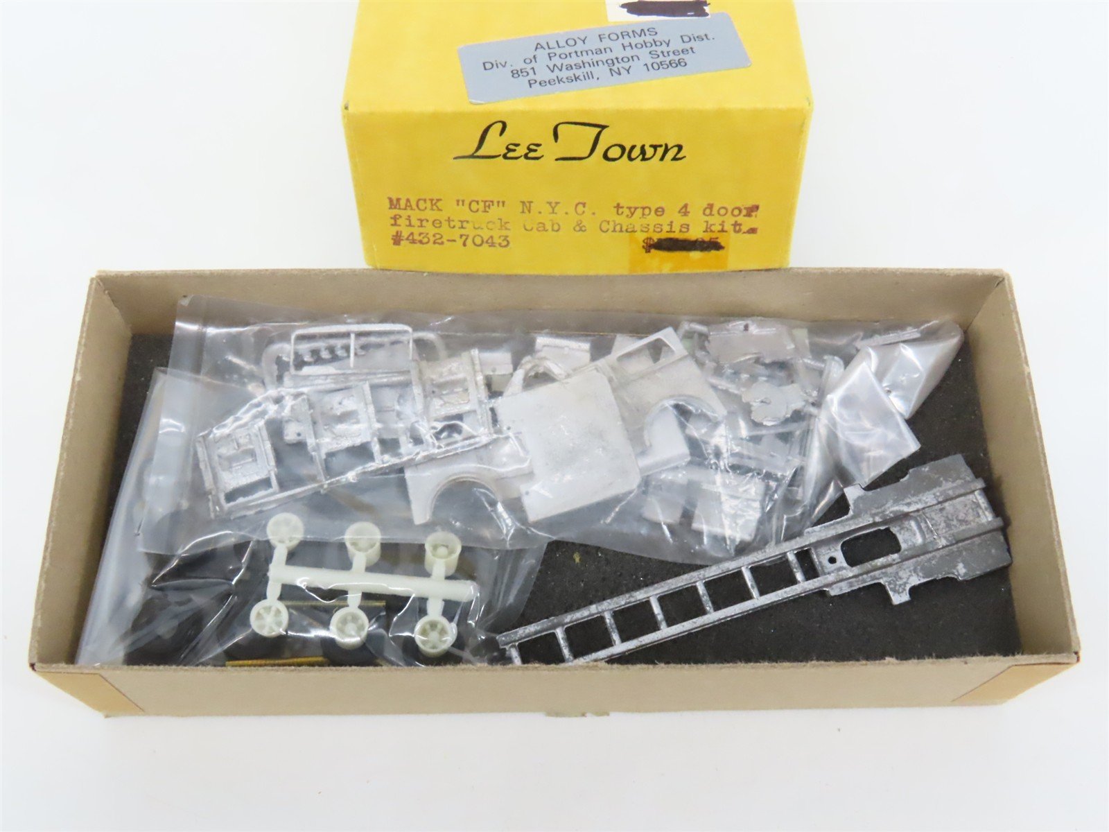 HO 1/87 LeeTown Kit #432-7043 Mack 