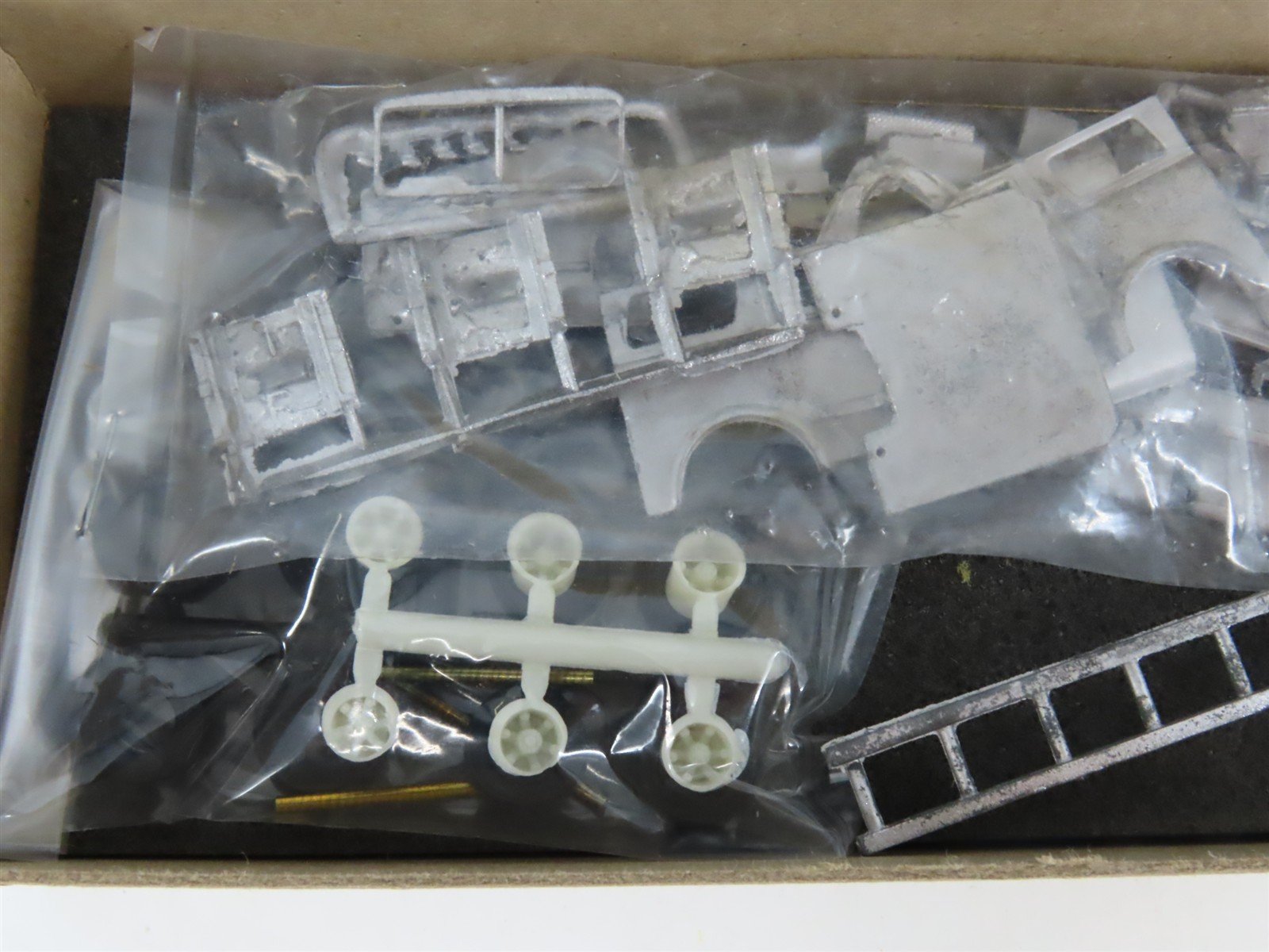 HO 1/87 LeeTown Kit #432-7043 Mack 