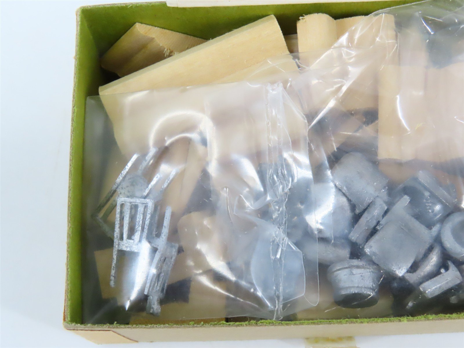 O 1/48 Scale Walthers U674 Pullman Passenger Interior Detailing Kit