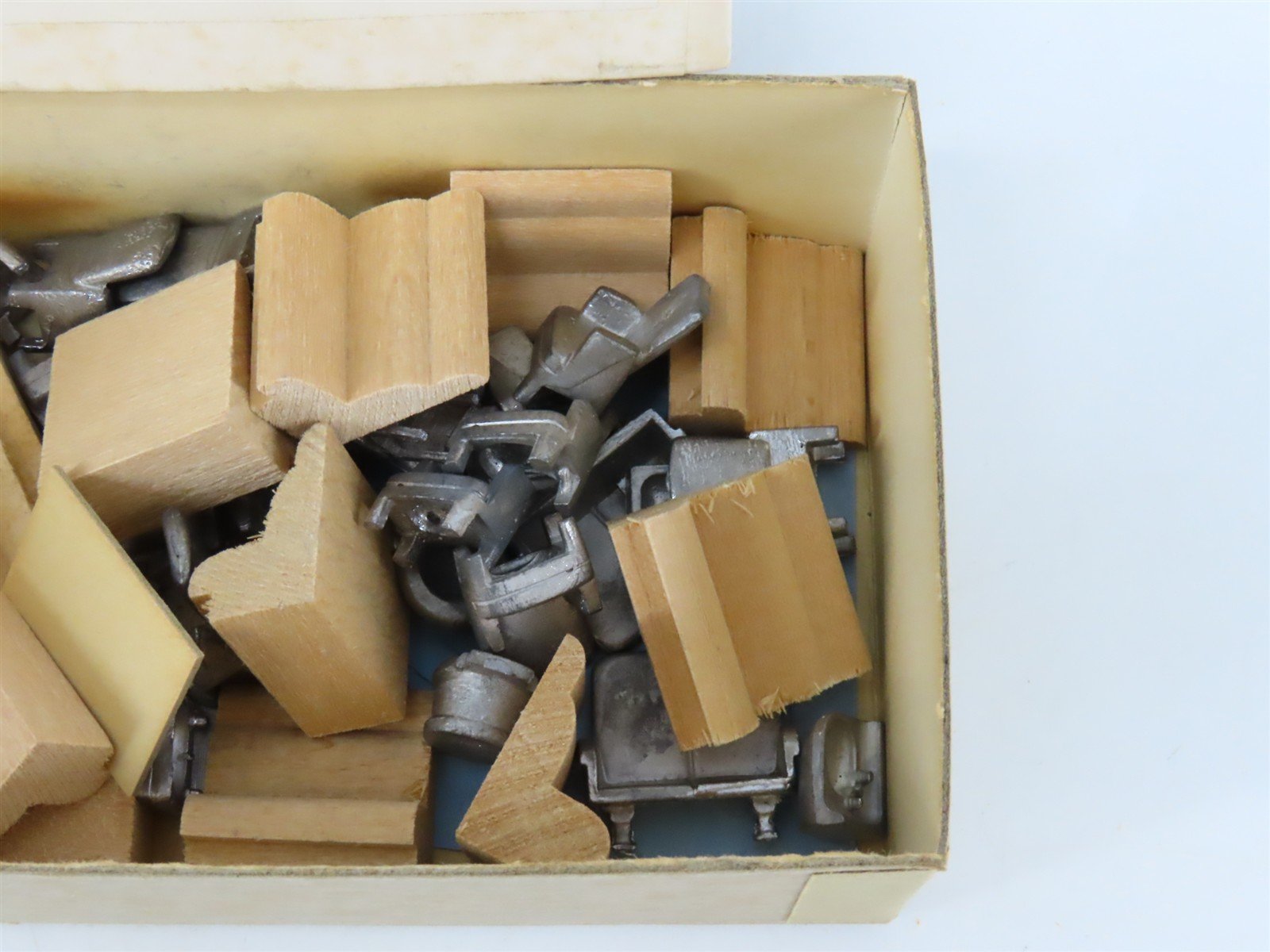 O 1/48 Scale Walthers U676 Solarium Passenger Interior Detailing Kit