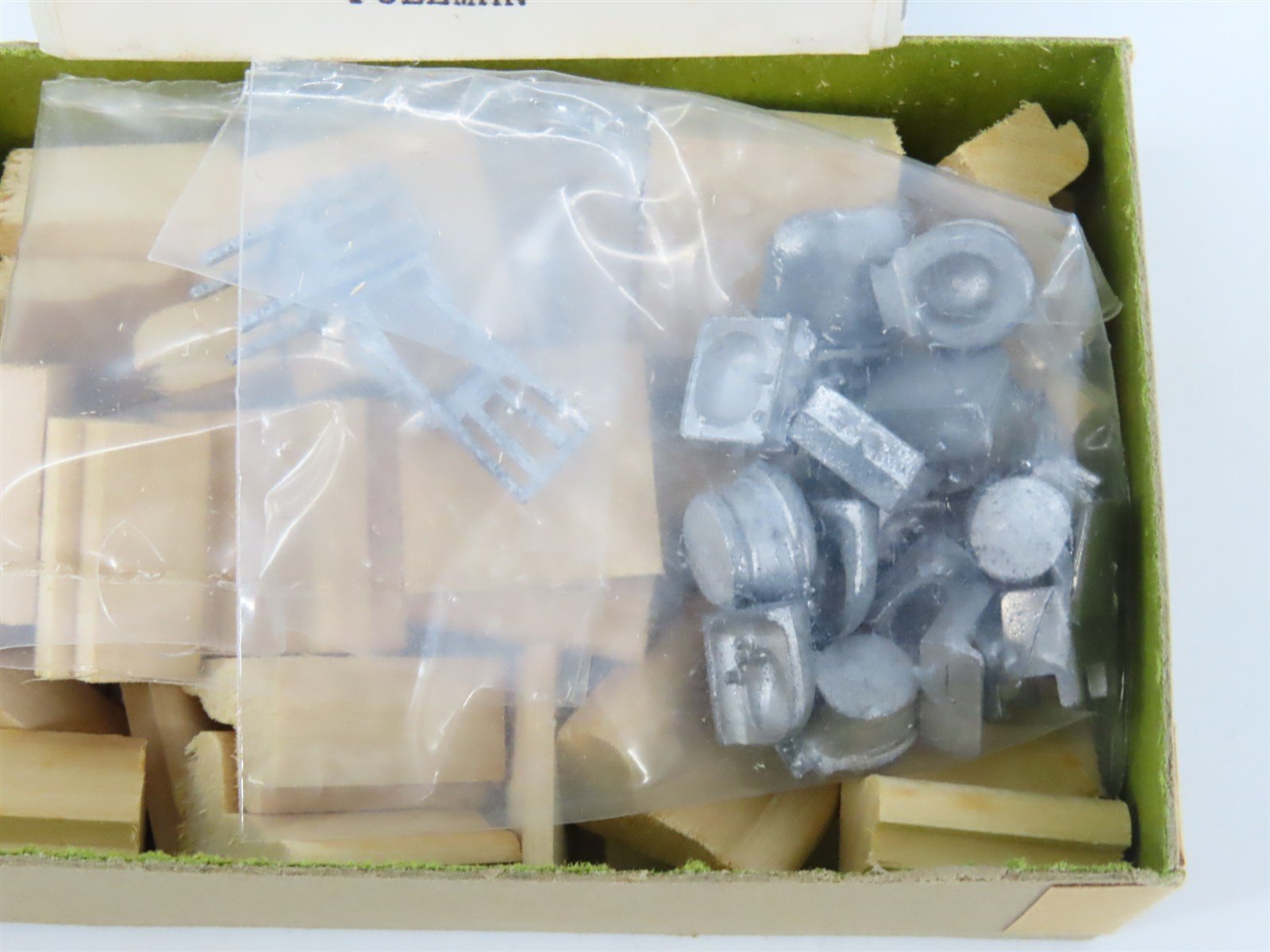 O 1/48 Scale Walthers U674 Pullman Passenger Interior Detailing Kit