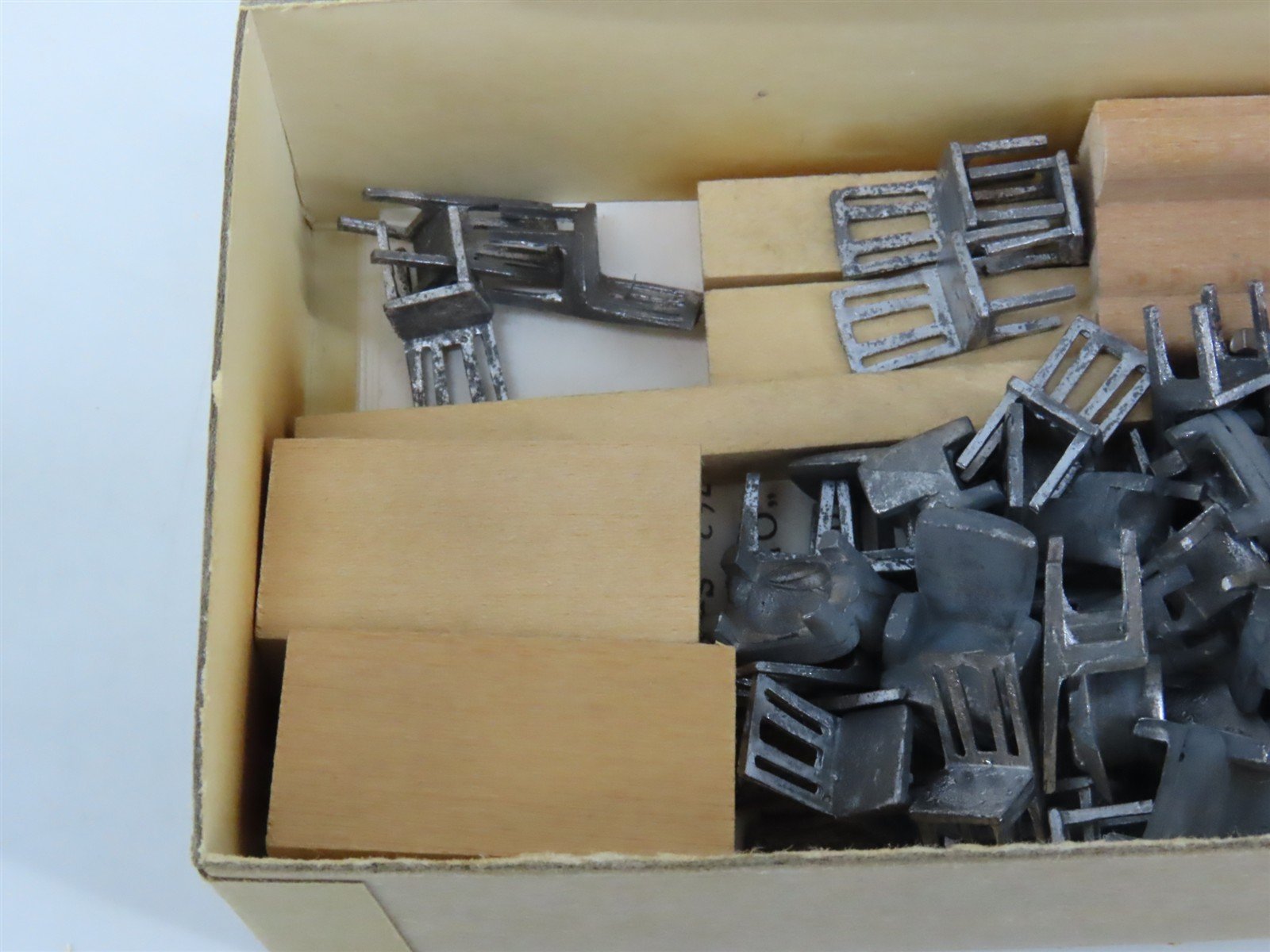 O 1/48 Scale Walthers U759 Cafe-Observation Passenger Interior Detailing Kit