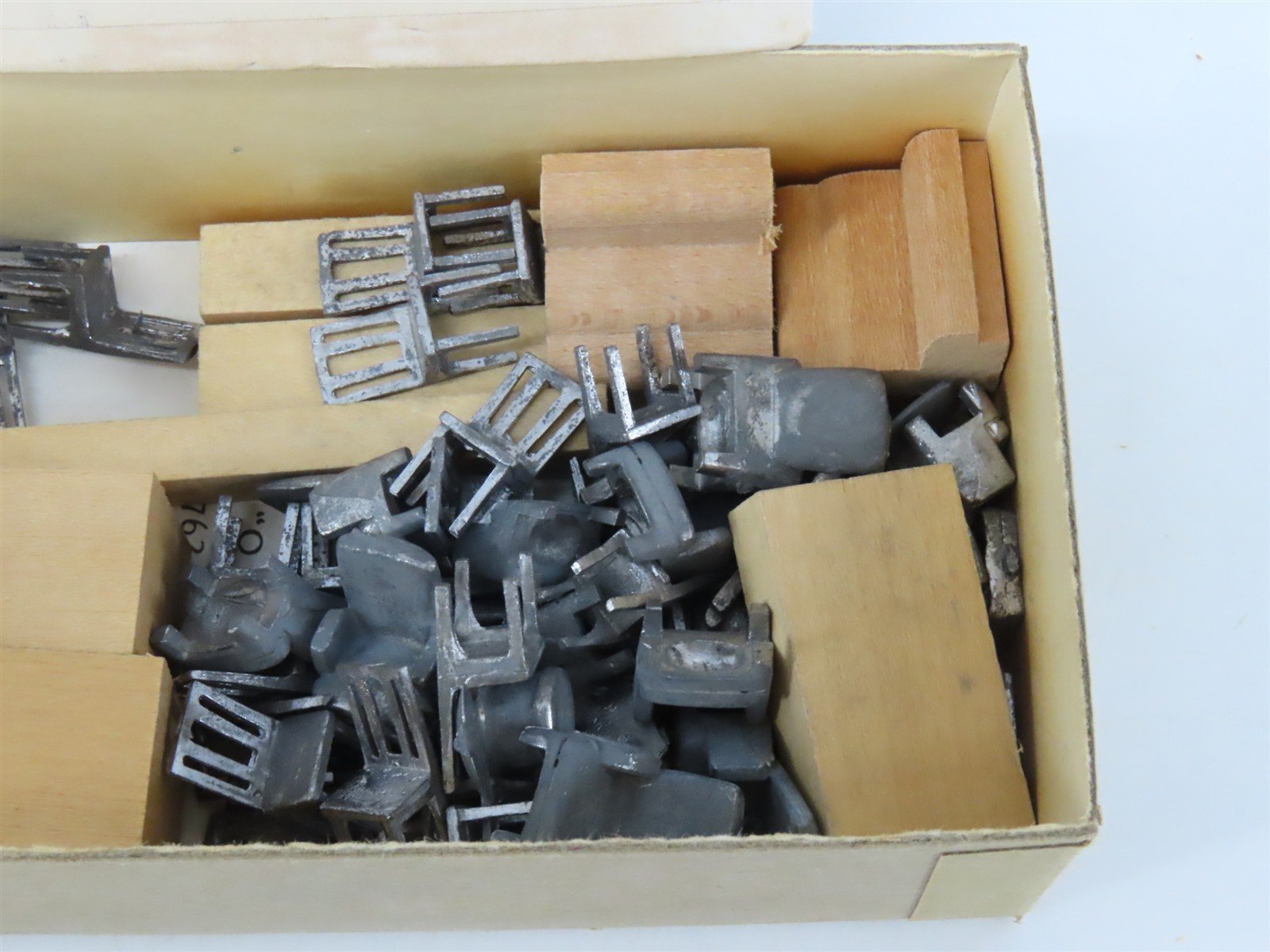 O 1/48 Scale Walthers U759 Cafe-Observation Passenger Interior Detailing Kit