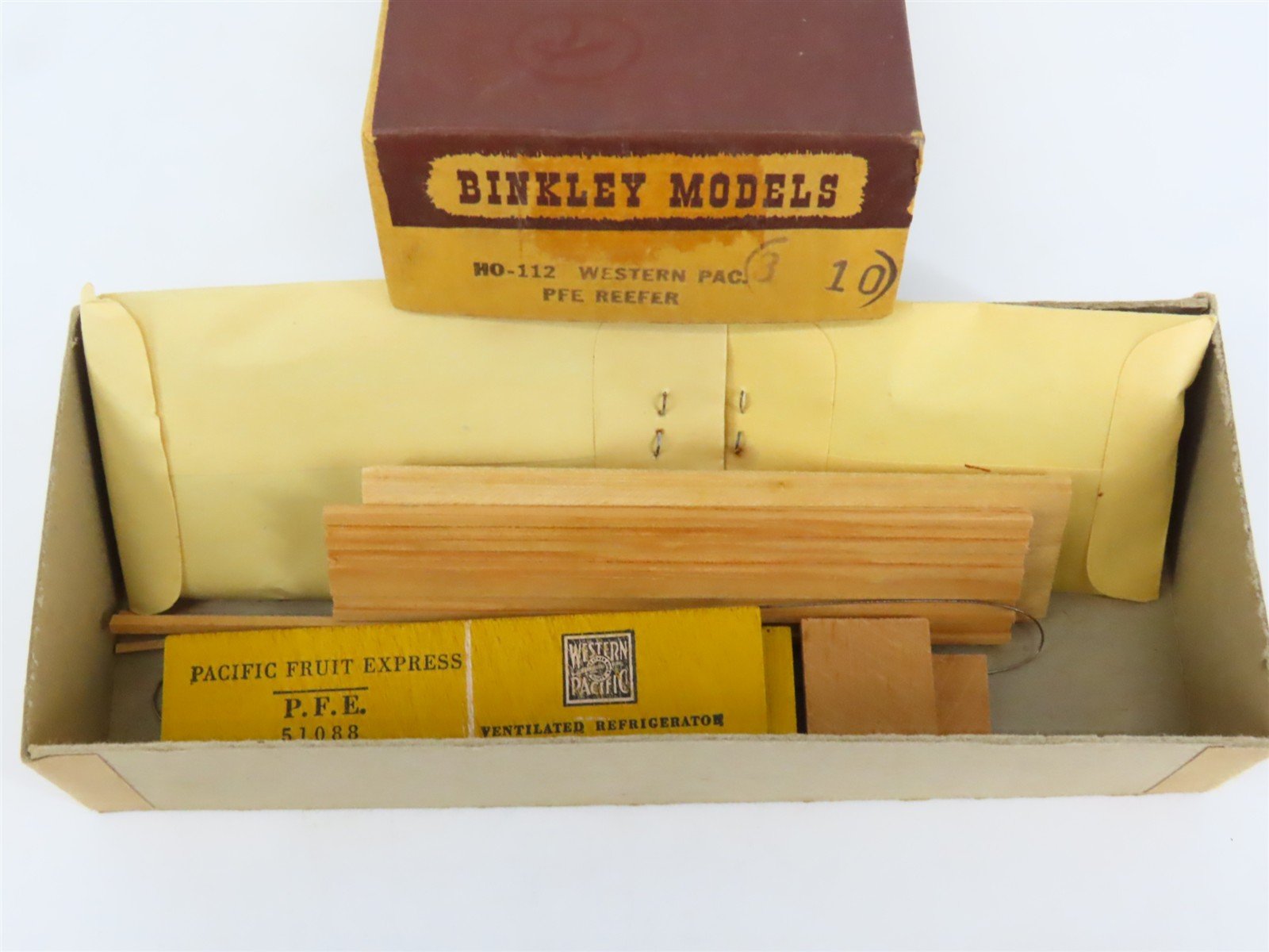 HO Scale Binkley Models HO-112 WP Western Pacific PFE Reefer Car #51088 Kit