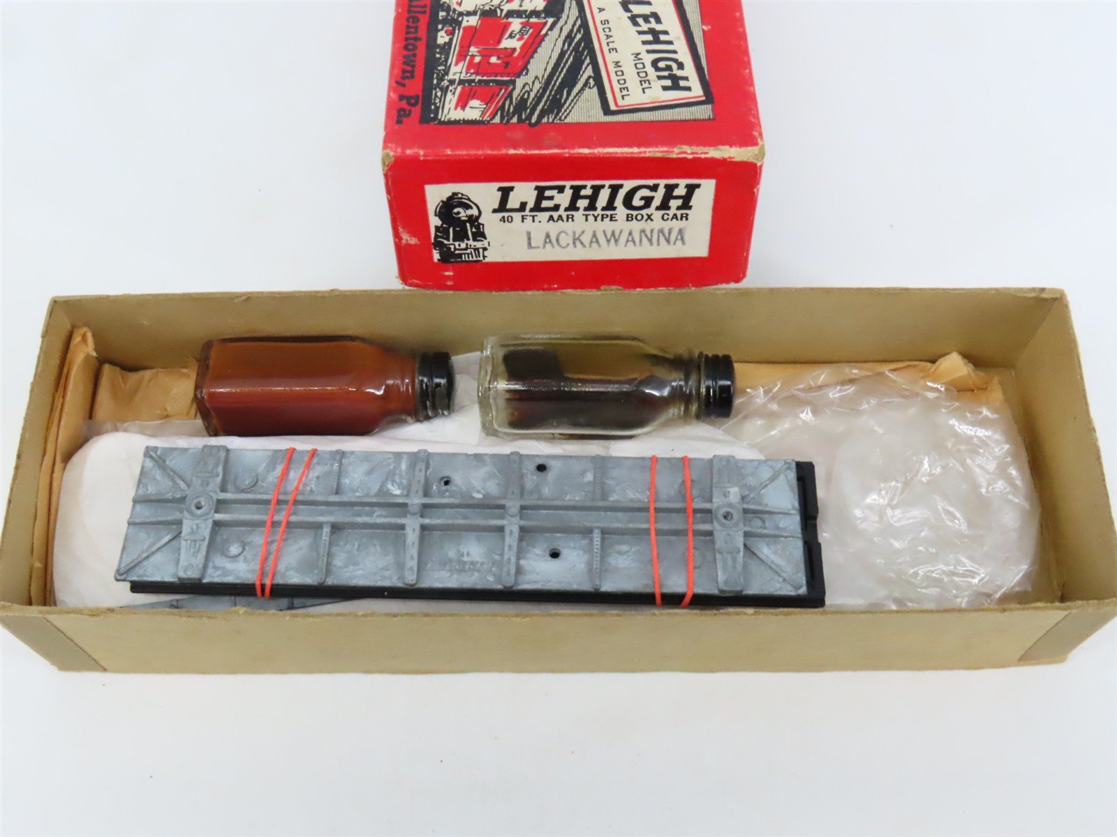 HO Scale Lehigh Lackawanna 40' Boxcar Kit