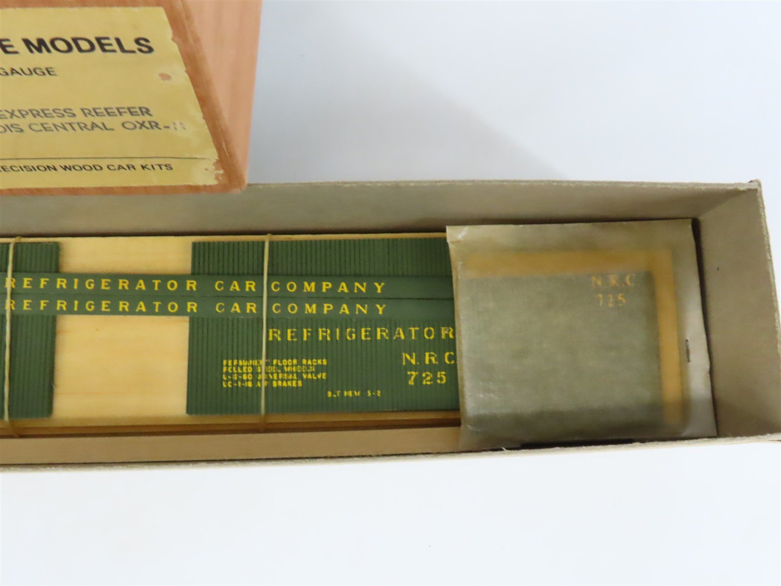 O 2-Rail Mainline Models OBC-11 NRC Illinois Central 50' Express Reefer #725 Kit