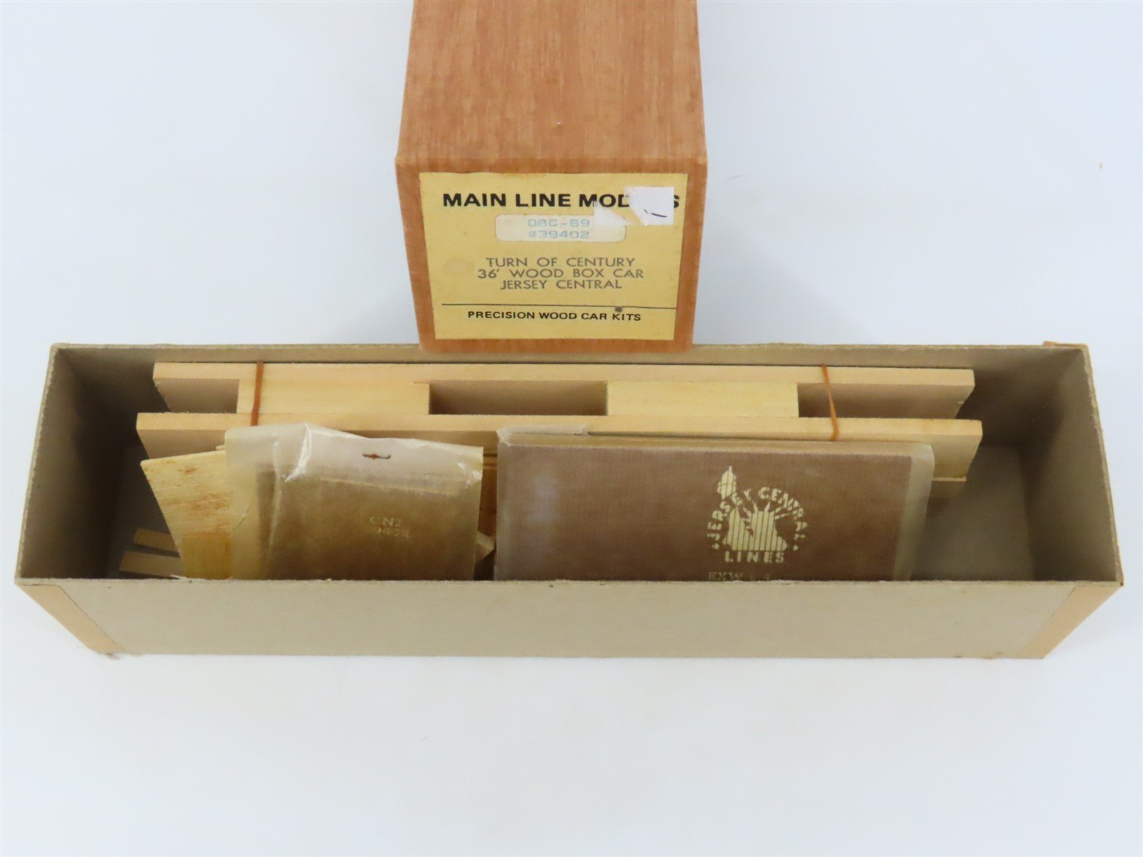 O Scale 2-Rail Mainline Models OBC-69 CNJ Jersey Central 36' Boxcar #39402 Kit
