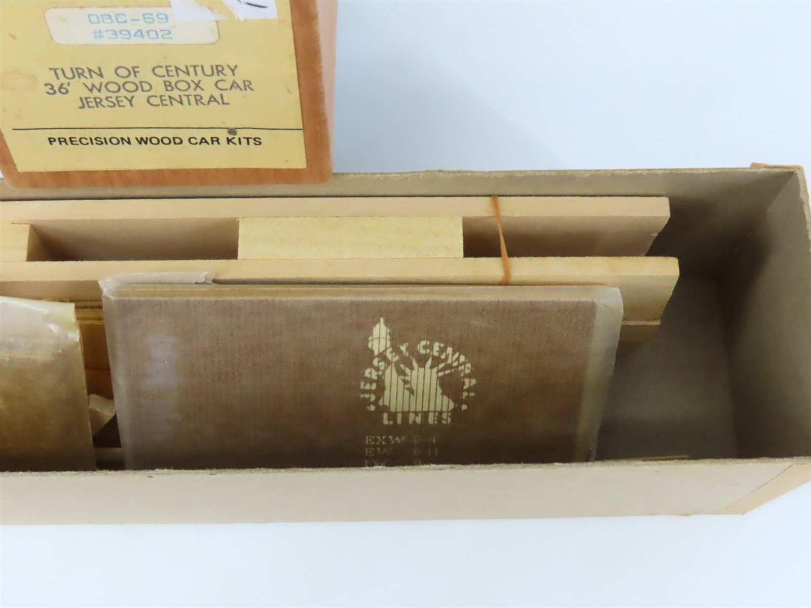 O Scale 2-Rail Mainline Models OBC-69 CNJ Jersey Central 36' Boxcar #39402 Kit
