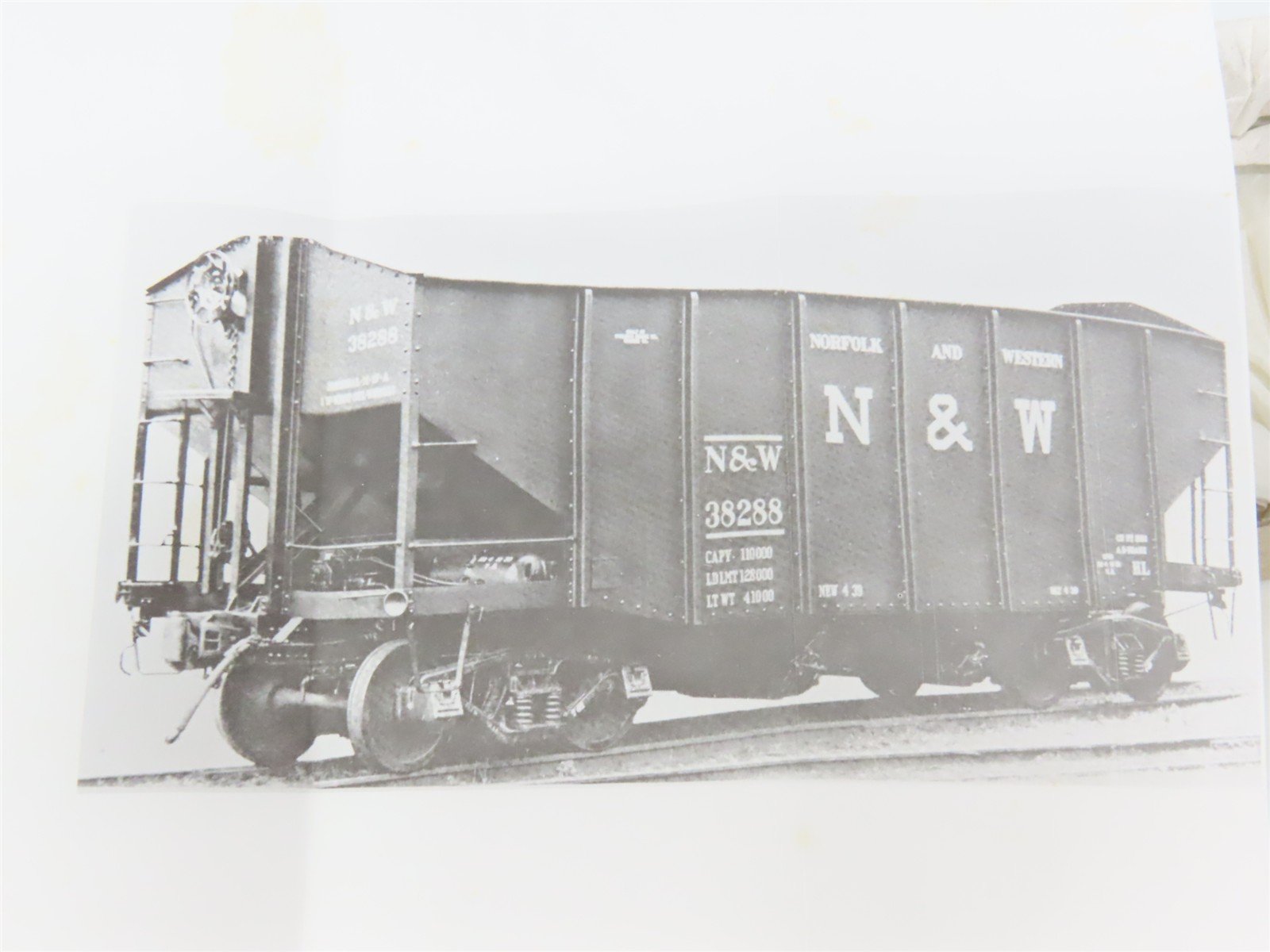 O Scale 2-Rail Quality Craft Craftsman Kit Undecorated N&W 2-Bay Hopper