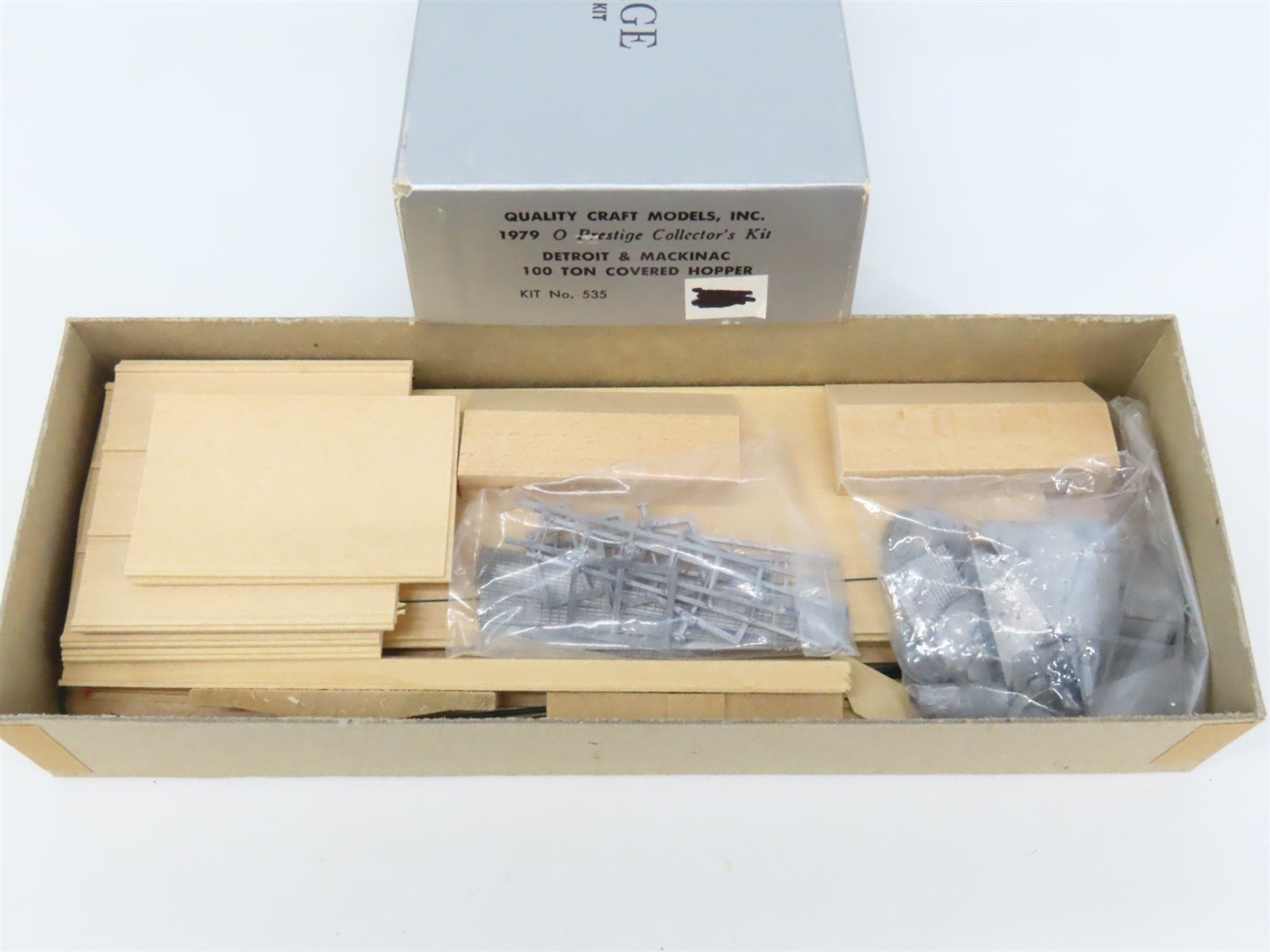 O 2-Rail Quality Craft Craftsman Kit #535 Undecorated D&M 2-Bay Covered Hopper