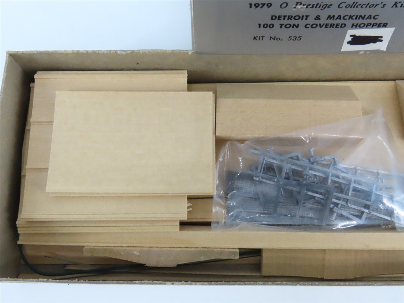 O 2-Rail Quality Craft Craftsman Kit #535 Undecorated D&M 2-Bay Covered Hopper