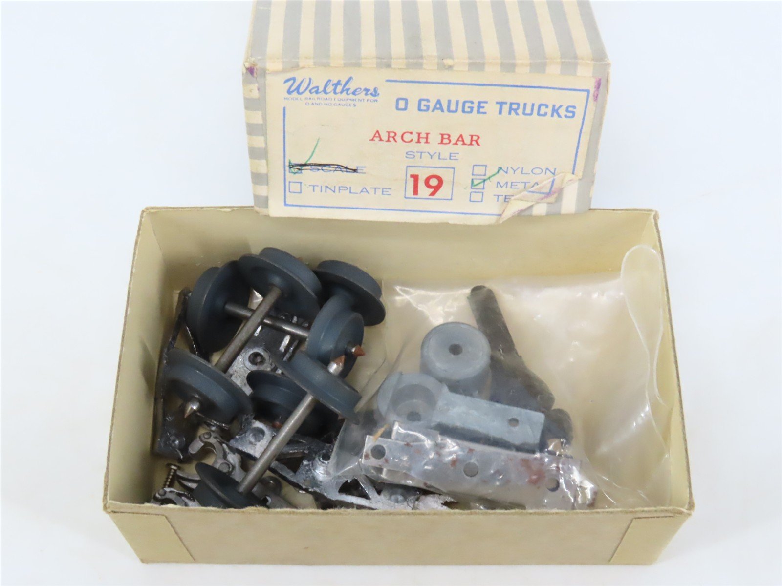 O Gauge 3-Rail Vintage Walthers Metal Arch Bar Trucks w/ Metal Wheels - 1 Pair