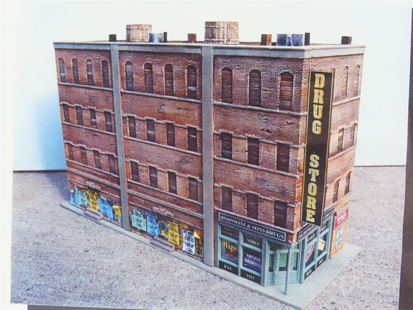 HO Scale Downtown Deco Hydrocal Kit #DD1010 Old Brownstones/Drug Store - SEALED