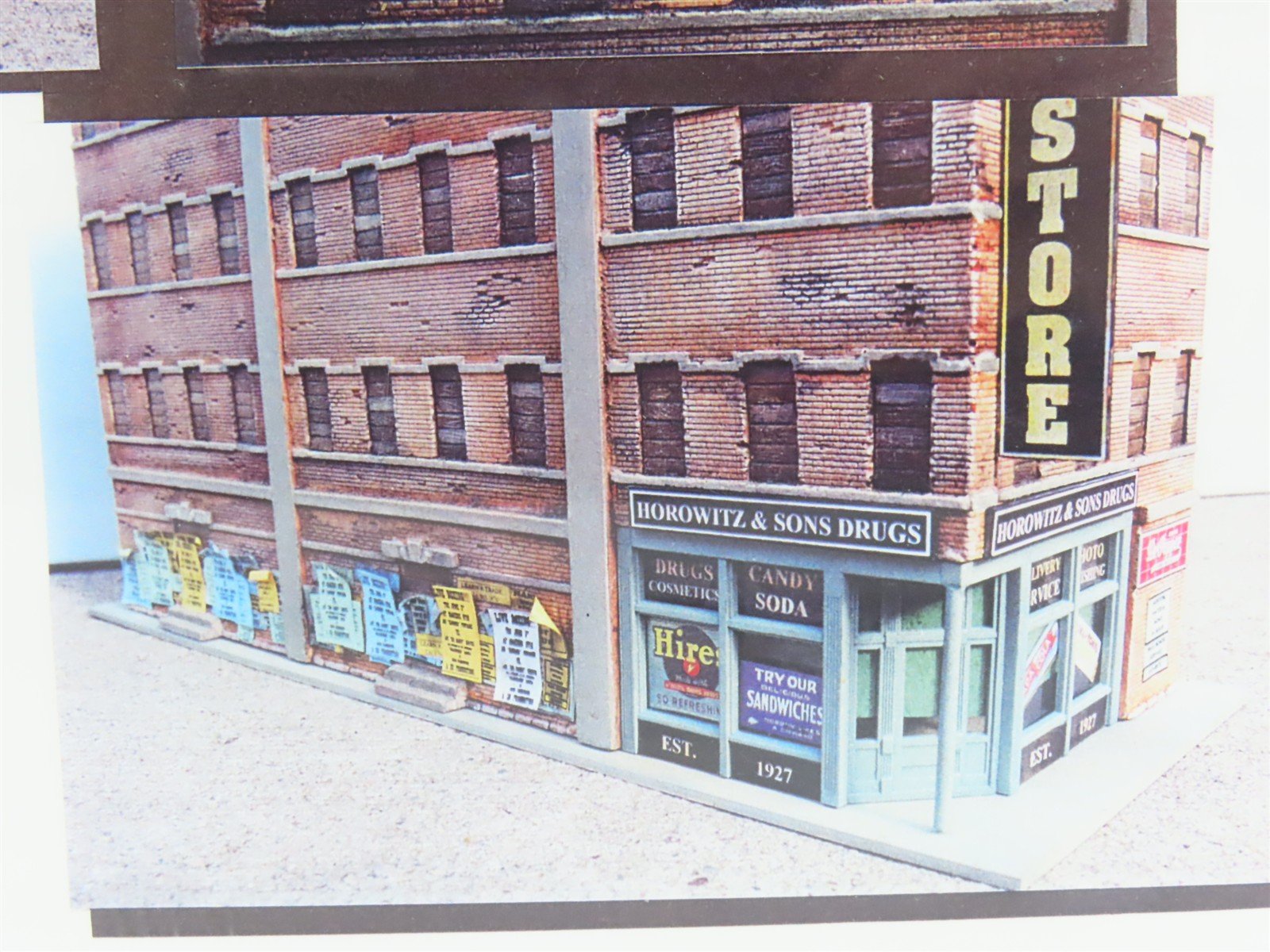 HO Scale Downtown Deco Hydrocal Kit #DD1010 Old Brownstones/Drug Store - SEALED