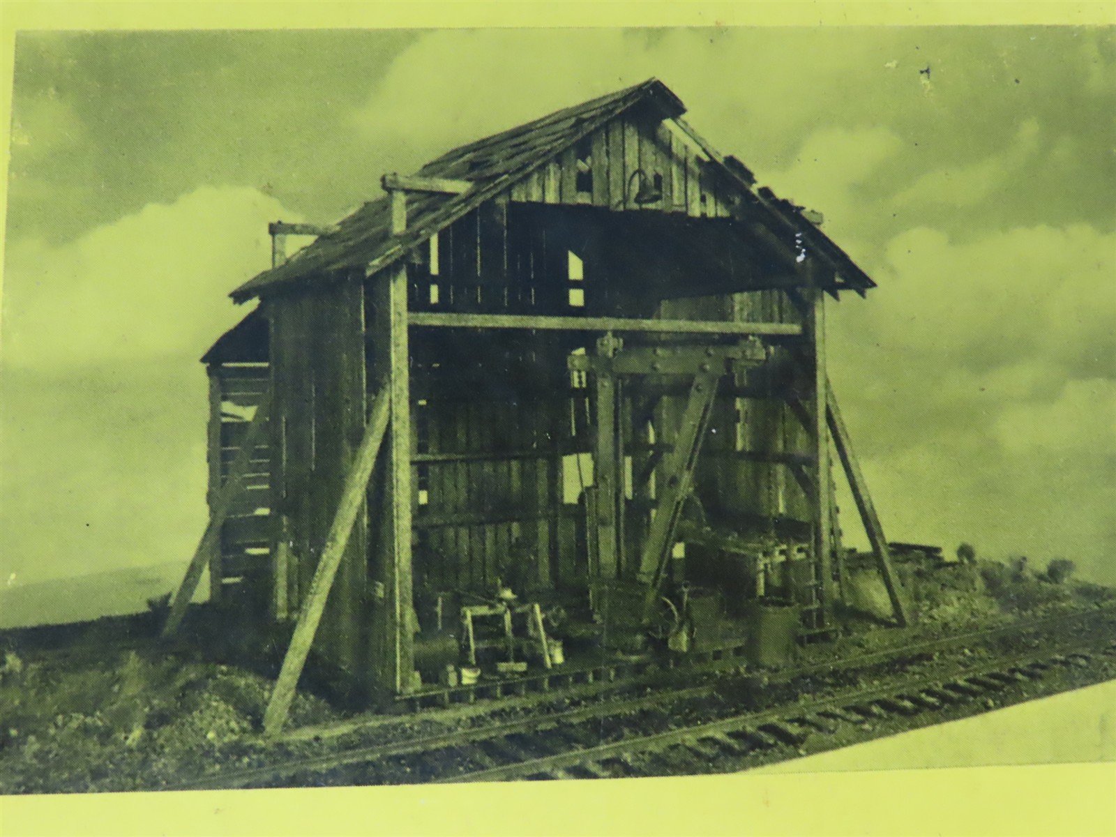 HO Fine Scale Miniatures Craftsman Kit #230 Branchline Bucket Coaling Station
