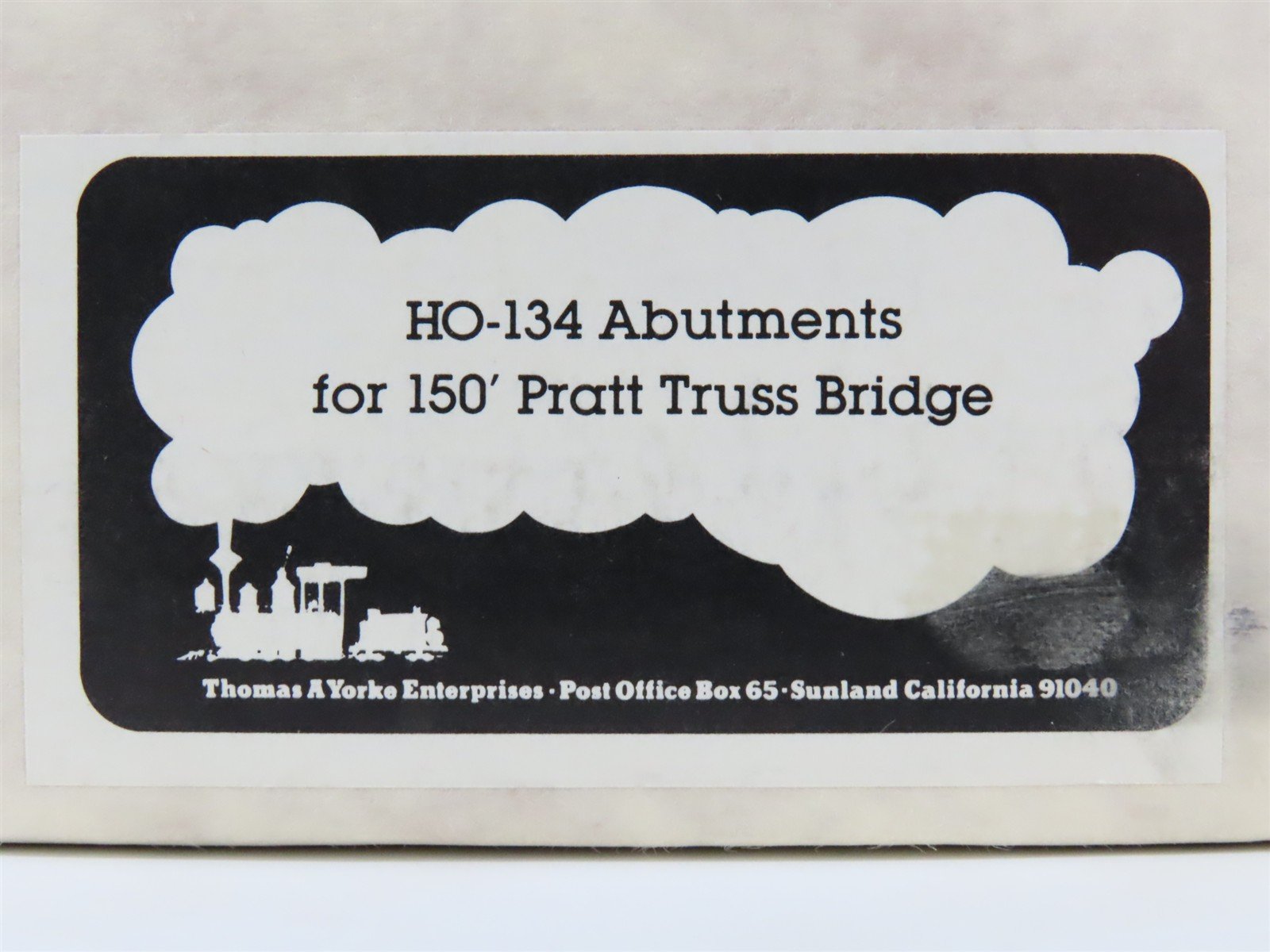 HO Scale Thomas A Yorke HO-134 Abutments for 150' Pratt Truss Bridge 2-Pack