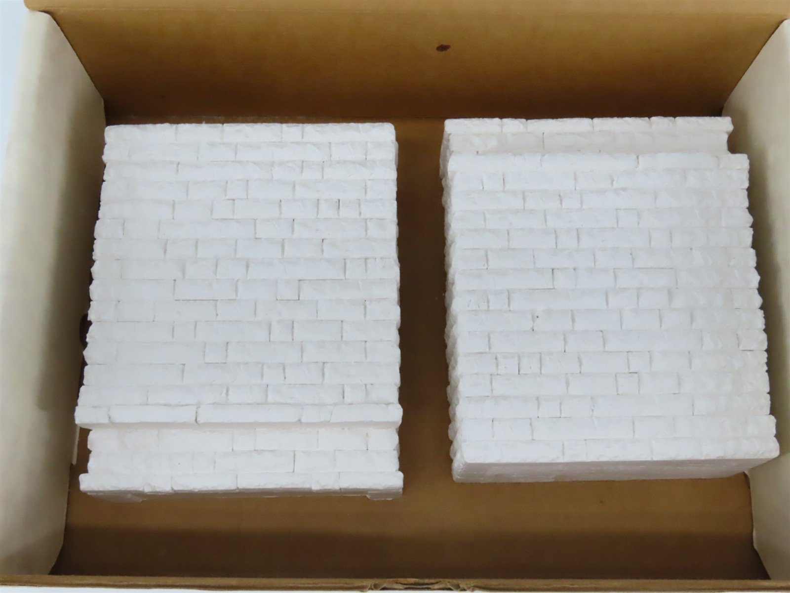HO Scale Thomas A Yorke HO-134 Abutments for 150' Pratt Truss Bridge 2-Pack
