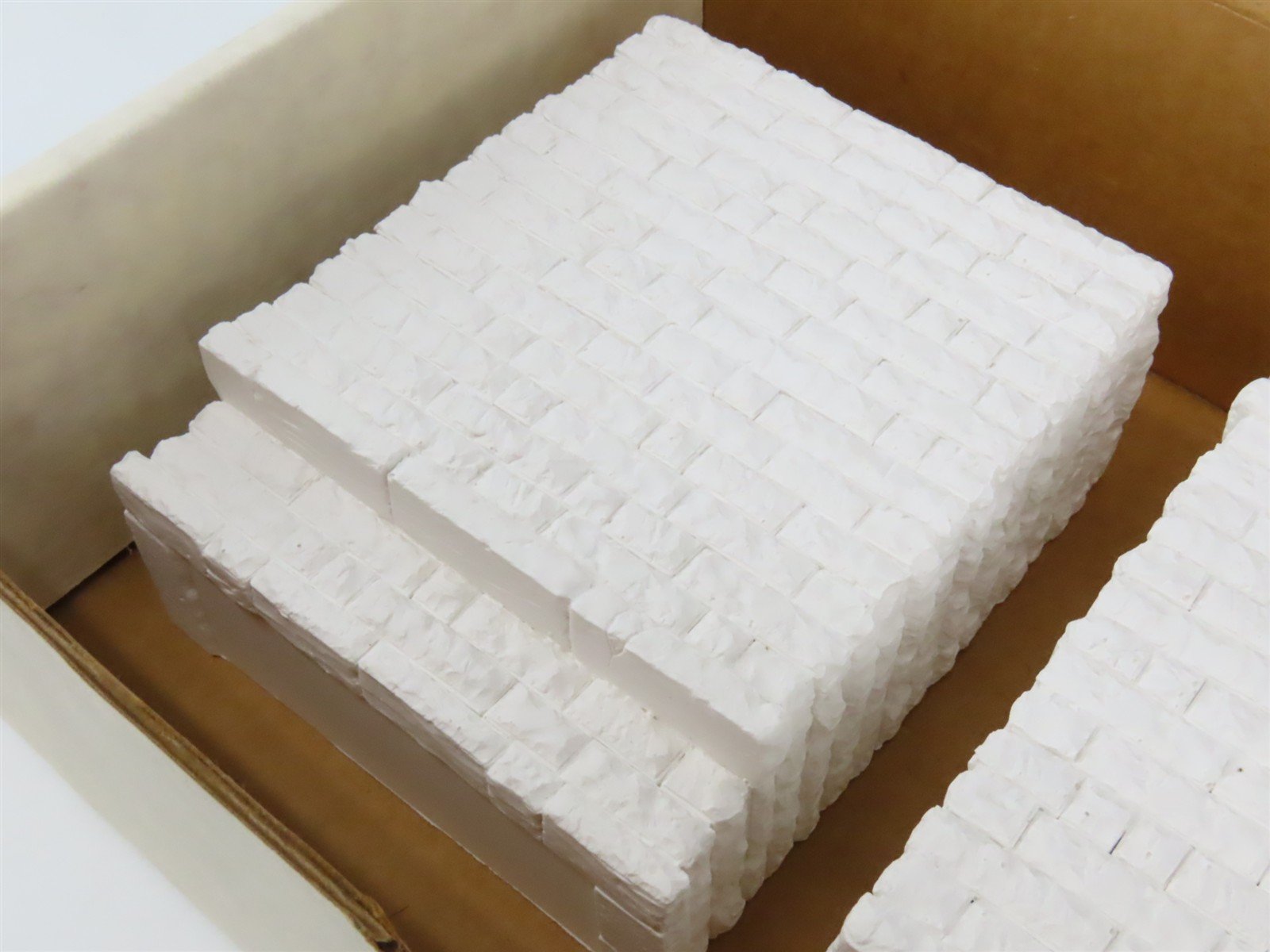 HO Scale Thomas A Yorke HO-134 Abutments for 150' Pratt Truss Bridge 2-Pack
