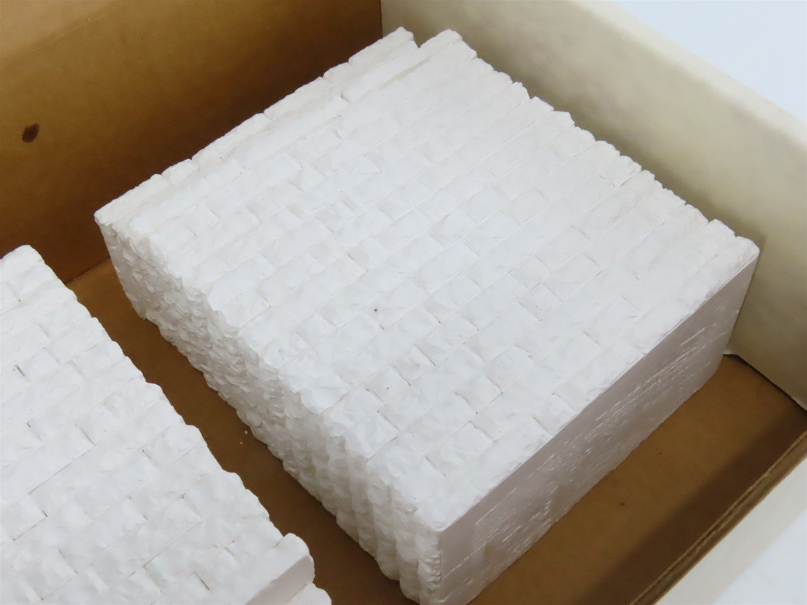HO Scale Thomas A Yorke HO-134 Abutments for 150' Pratt Truss Bridge 2-Pack